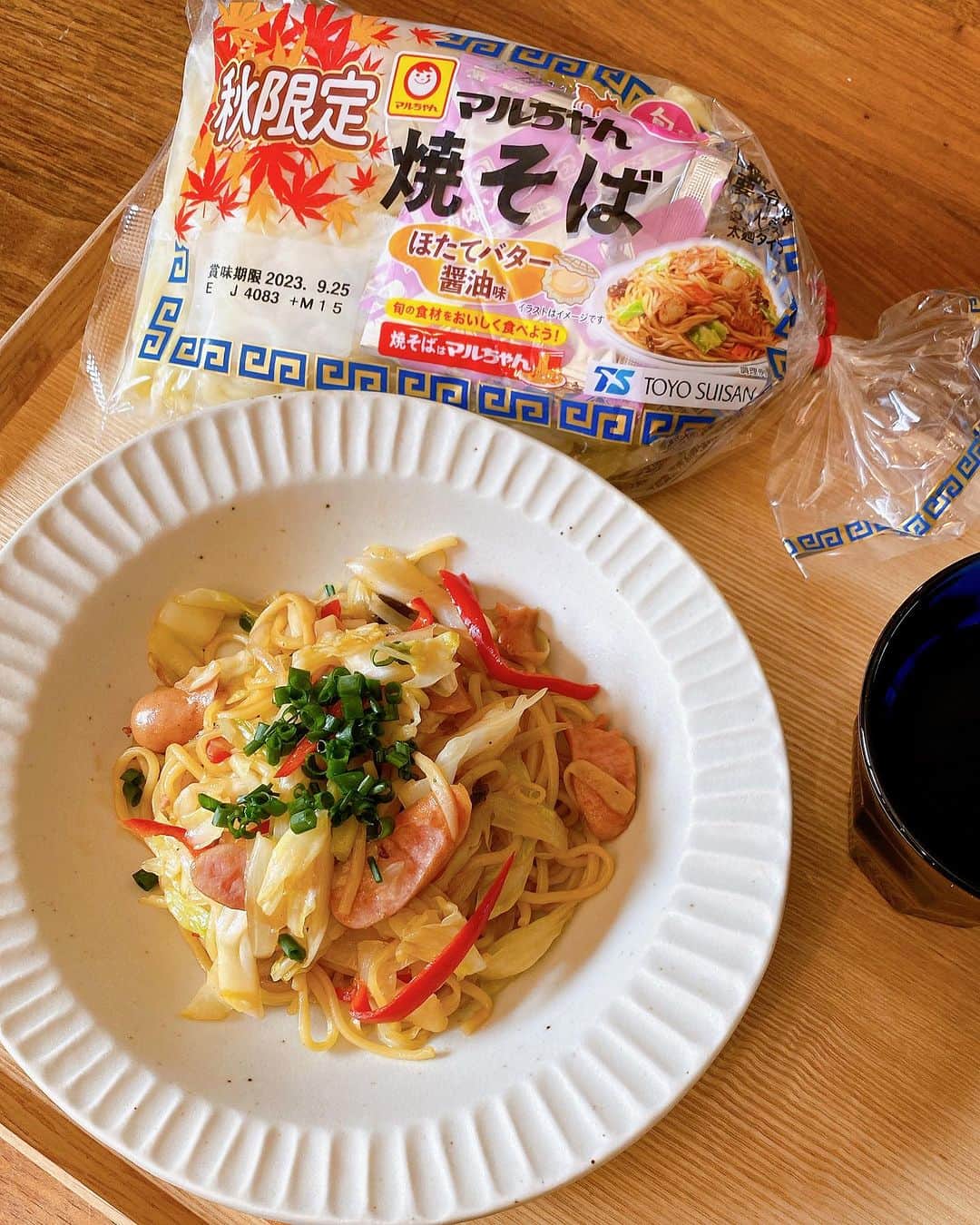 のインスタグラム：「皆さんもう試しましたかー？😍  @maruchan_yakisoba の秋限定 『ほたてバター醤油味』 発売中ですよー❗️  まだまだなんだか暑い毎日ですが、食卓は少しづつ秋ですね〜💓  #PR #マルちゃん焼そば #秋限定 #ほたてバター醤油味」