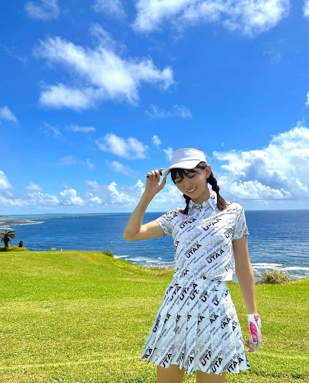 中谷あすみのインスタグラム：「沖縄⛳️は何度もしてるけど初めてのサザンリンクスへ🌺  海沿いのOUTコースが絶景すぎて最高でした🫶 届くわけない海越えショットは見事に失敗🤣 途中のスコールも気持ち良くて楽しかった😎  #ゴルフ女子#ゴルフコーデ #ゴルフスイング#サザンリンクス#あすみゴルフ#沖縄ゴルフ#リゾートゴルフ#沖縄旅行#Okinawa#okinawatrip」