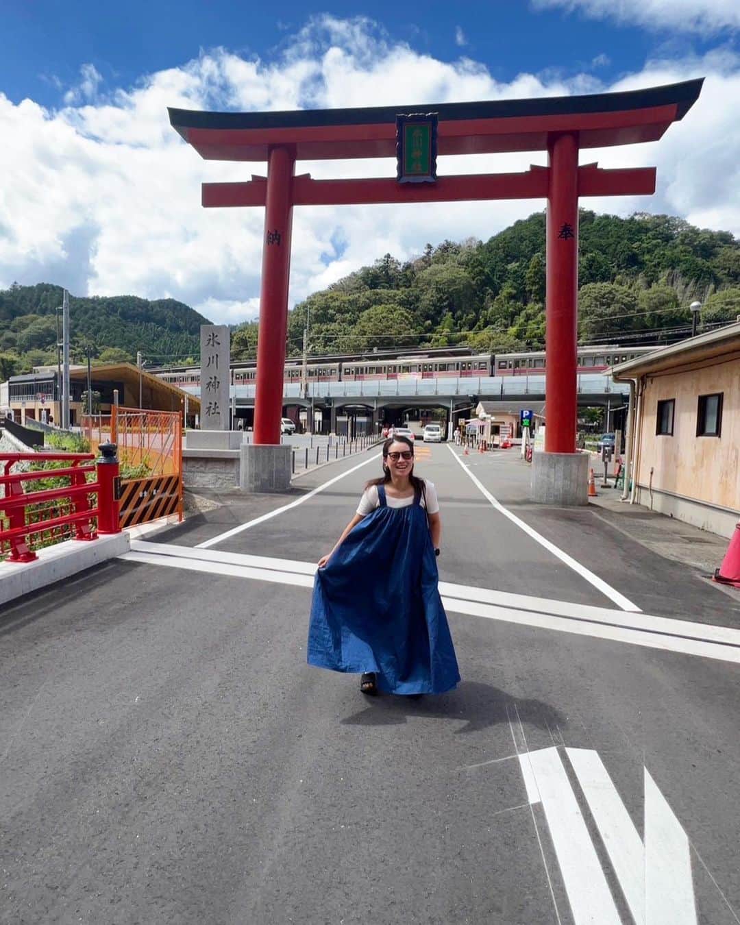 水越結花のインスタグラム：「⛩️ 富士山トライアスロン翌日🗻 高尾山へ。笑  帰り道に看板を見つけて高速下車🛣️ ロープウェイで蕎麦食べに行っちゃう？と 高尾駅の駐車場に停めたら、 目の前にトリックアート美術館発見。 ふらっとのつもりが謎解きにハマりまくり 2時間くらい大満喫。楽しかったー🕵️ 小田原PAでお蕎麦も食べて大満足。  富士山の前で「ふじさんっ！」って したかっただけのワンピース。笑 そういえばわ前日も帰りもくもりで、 レース当日だけ富士山どーんでした🗻🙏✨  たくさん運動して、たらふく食べて飲んで 温泉も入って最高の勝手に3連休でした。 今週は👦🏻誕生日Week家族サービス3連休！❤️」