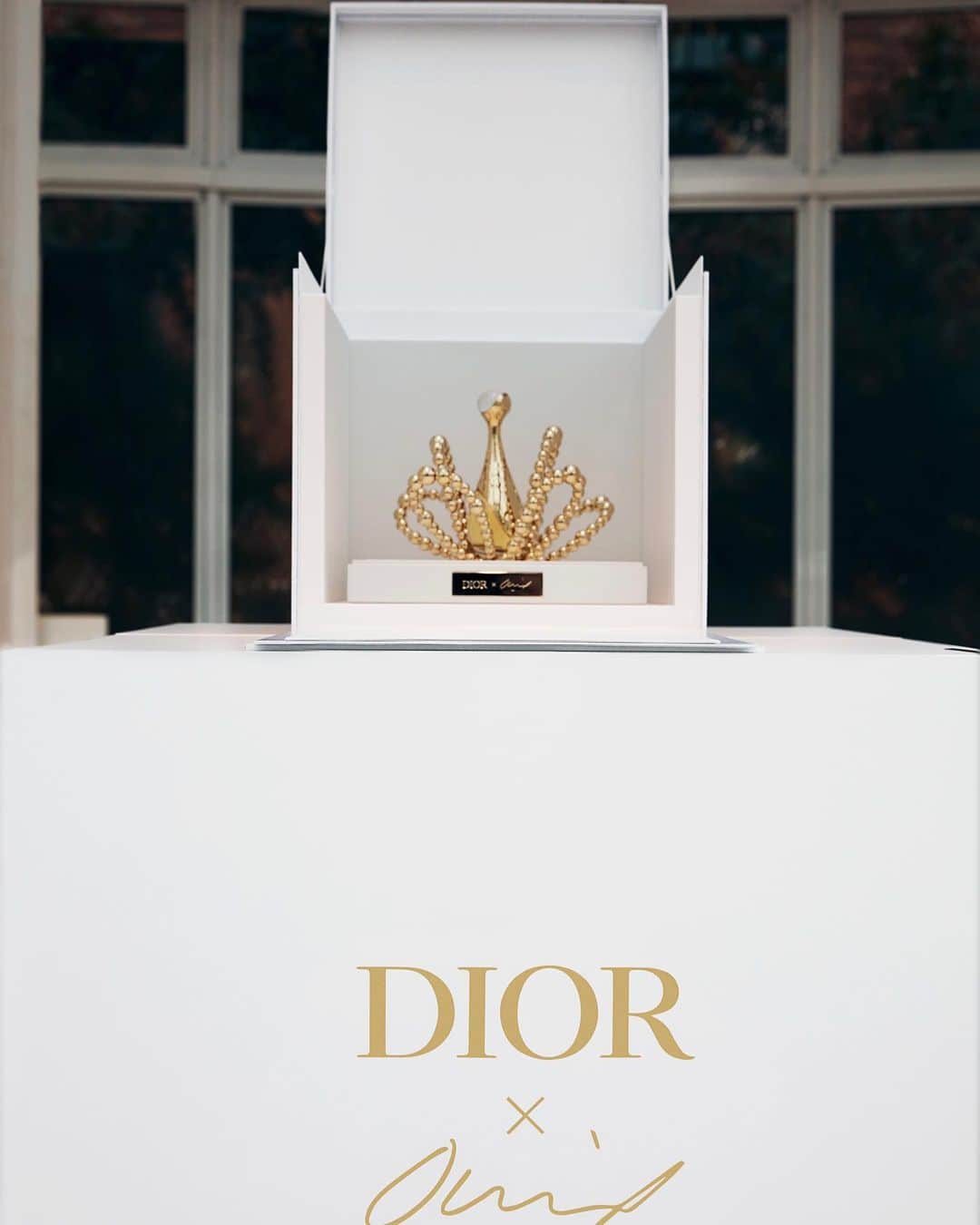 のインスタグラム：「Step into an unparalleled dining experience for the J'adore dinner, curated with @DiorMaison elements, amid an ambiance that radiates elegance, promising a night of sheer wonder and enchantment. At the heart of this evening shines the 'Gold Rose,' a mesmerizing sculpture by @Othoniel_Studio, serving as a symbol of the harmonious collaboration that birthed the House fragrance 'L'Or de J’adore,' meticulously alchemized by @FrancisKurkdjian_Private.」
