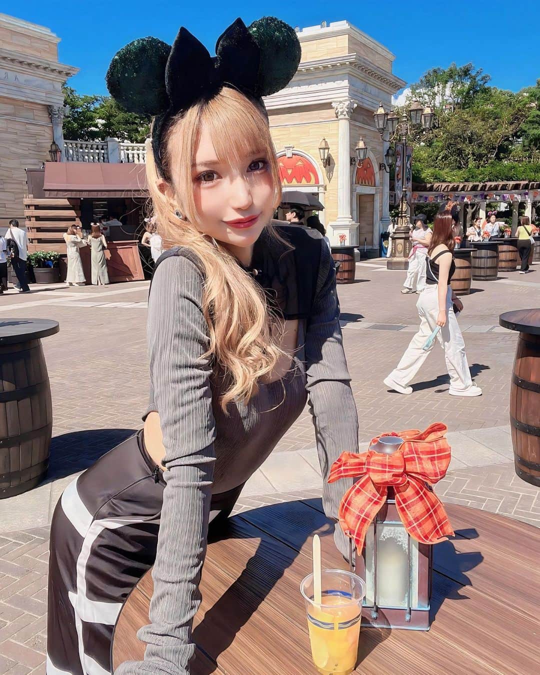 のインスタグラム：「３週間ぶりにディズニーいけたよ🥹💓  仕事前だから数時間だけだけど ハロウィンイベが始まる数日前で 飾りつけがハロウィンになってるのを 見に行きたくて🎃💓💓  ディズニーシーではビアガーデンが 始まってたよ！ お酒のワゴンがあってフルーツの果実が ゴロゴロはいった冷たいお酒が とてもおいしかった✨🍺  ハロウィンディズニー大好きだから パレードもたのしみ！✨👻 ❤︎ ❤︎ #ディズニー #ディズニーハロウィン #ディズニーシー   #東京 #脚フェチ #japan  #脚が本体のギャルコスプレイヤー #かえるちゃん #介護美容師 #撮影会モデル #ポートレート女子 #ポートレート撮影 #被写体モデル #good_portraits_world #hueart_life #lovers_nippon_portrait #pasha_magagine #portrait_shot #写真好きな人と繋がりたい #お洒落さんと繋がりたい #角色扮演  #얼스타그램 #팔로우 #コスプレイヤー #バーレスクヤバイ #バーレスク東京 #ギャル」