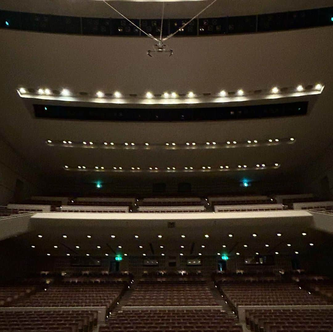 木嶋真優のインスタグラム：「日本フィルハーモニー交響楽団＋Mo.小林研一郎@Japanphil  @fuchu_theater 1日目終わり🎻 小さい頃からご一緒させていただている マエストロとオーケストラの皆様と 幸せな時間でした😌 明日は9/17(日)14:00 相模女子大学グリーンホールであと1回！ 明日もよろしくお願いいたします🙌 (今日CD完売で足りなくてサイン会お並びいただけなかった方申し訳ありませんでした🙏)」