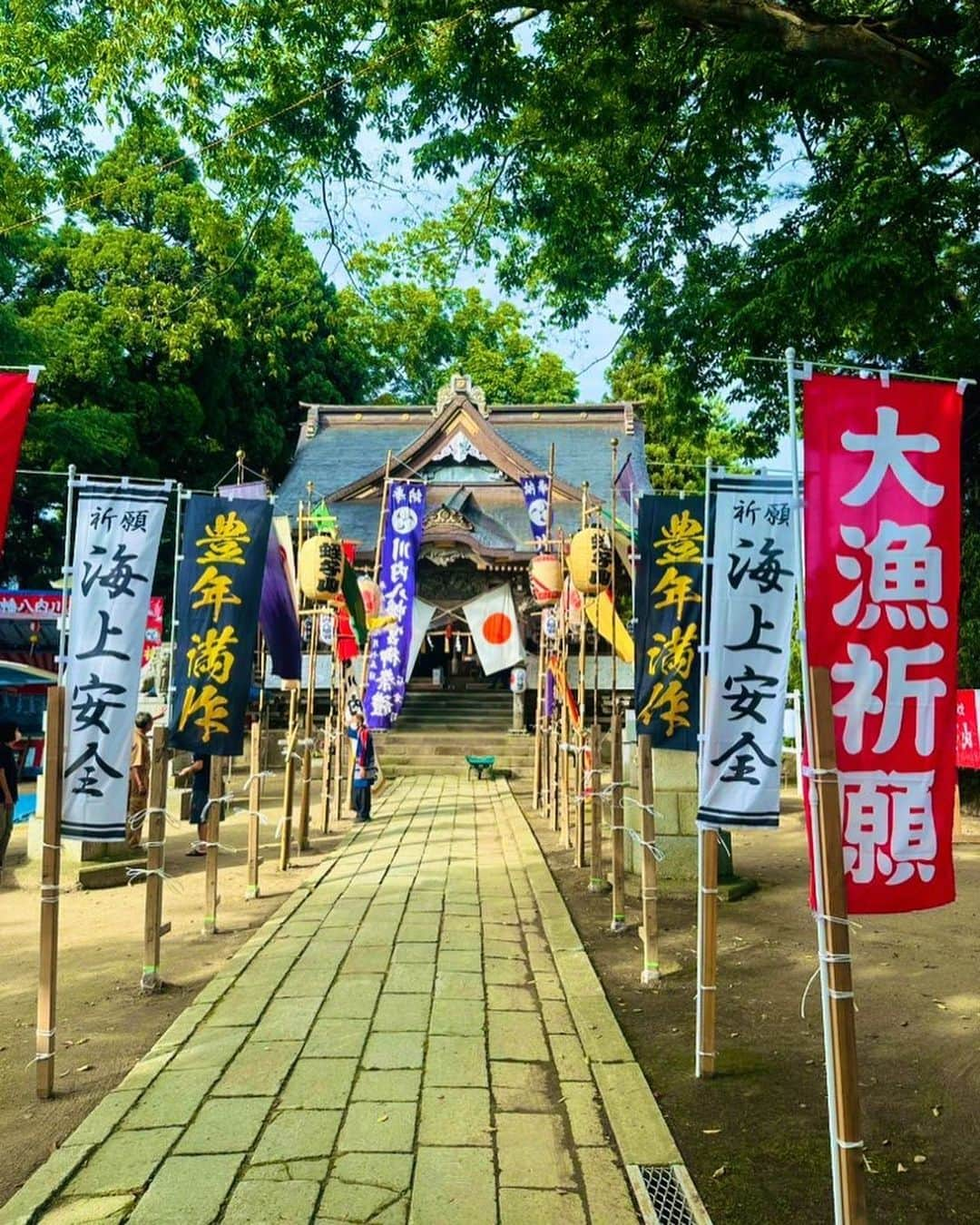 美川憲二さんのインスタグラム写真 - (美川憲二Instagram)「会場　到着よ〜🚌💨💨  青森県は　川内町　  川内八幡宮　例大祭⛩️🍁🍁🍁🌾🌾🌾  秋のお祭りです〜😙🌾🌾🌾🎵🎵✌️  素敵な　伝統ある　川内八幡宮での  美川憲二ショー　19時からよ〜😄💡💡💡  お近くの方は、是非是非お越しくだされ〜🥰💕💕💕💕💕💕  秋祭り‼️  秋祭り‼️  それそれ〜😃😄⤴️⤴️ #川内八幡宮 #秋の例大祭 #ふるさと祭り #美川憲一 #美川憲二 #ものまね」9月16日 16時10分 - mikawakenji