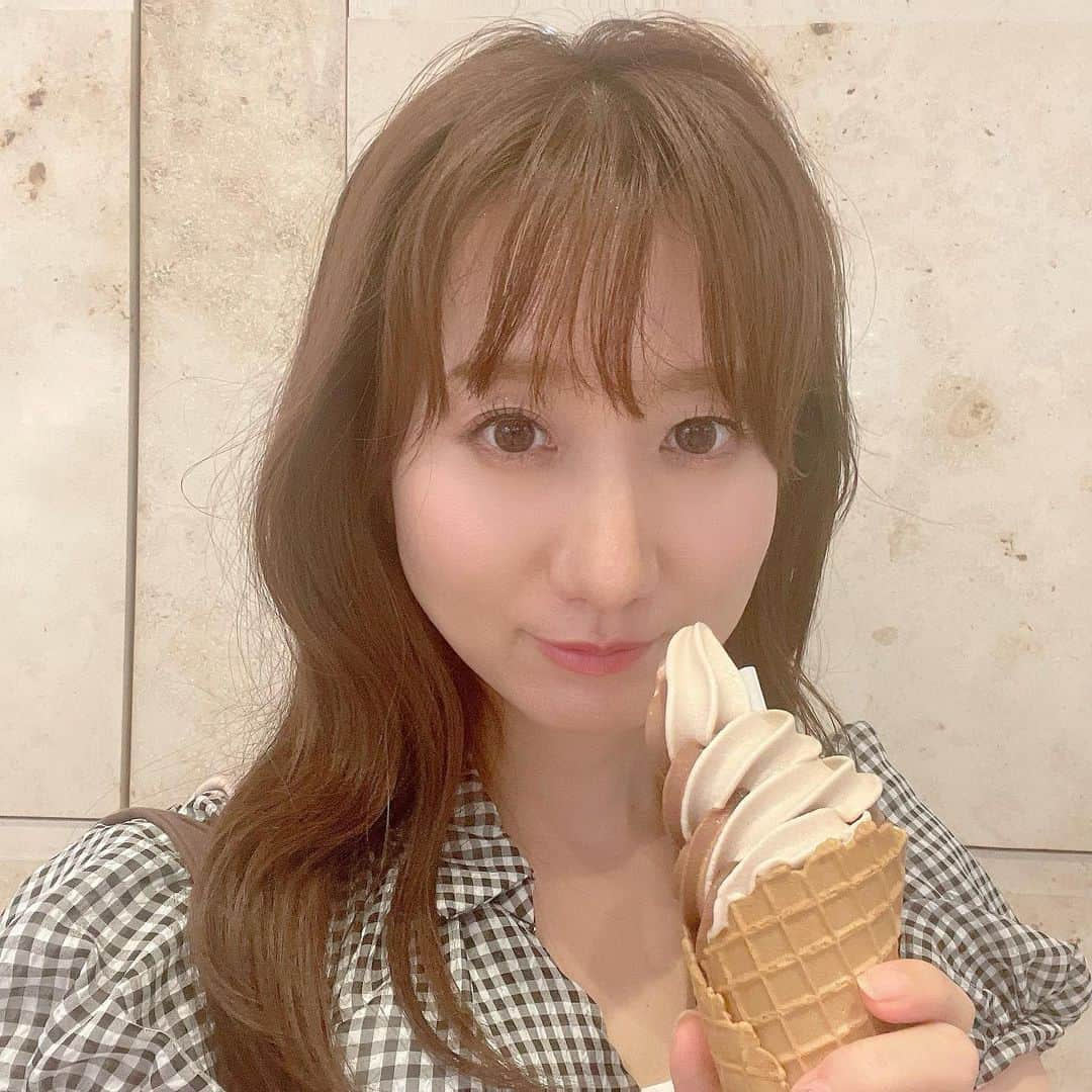 吉井明子さんのインスタグラム写真 - (吉井明子Instagram)「ෆ🍦🍫ෆ まだまだソフトクリームが美味しい暑さ🔥  三連休でお出かけされる方、熱中症にお気をつけください✨  私はあす、あさってとNHKラジオR1『マイあさ！』気象情報担当します😌  #hotelchocolate #ホテルショコラ #明さんぽ #オフショット #私服 #ワンピース #ソフトクリーム #🍦 #気象予報士 #気象キャスター #weatherforecaster #기상캐스터　#氣象主播」9月16日 16時20分 - akiko_yoshii_sunny_rain