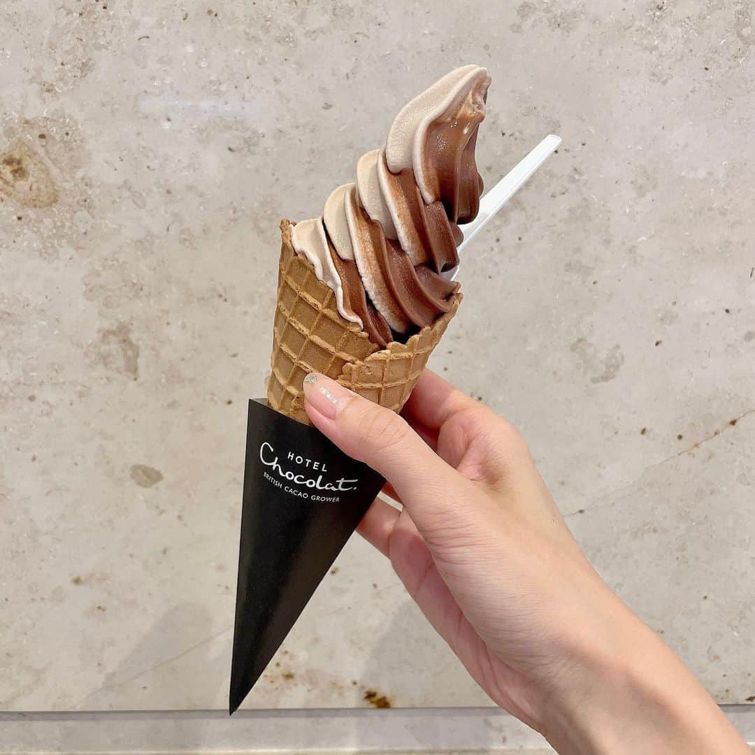 吉井明子のインスタグラム：「ෆ🍦🍫ෆ まだまだソフトクリームが美味しい暑さ🔥  三連休でお出かけされる方、熱中症にお気をつけください✨  私はあす、あさってとNHKラジオR1『マイあさ！』気象情報担当します😌  #hotelchocolate #ホテルショコラ #明さんぽ #オフショット #私服 #ワンピース #ソフトクリーム #🍦 #気象予報士 #気象キャスター #weatherforecaster #기상캐스터　#氣象主播」