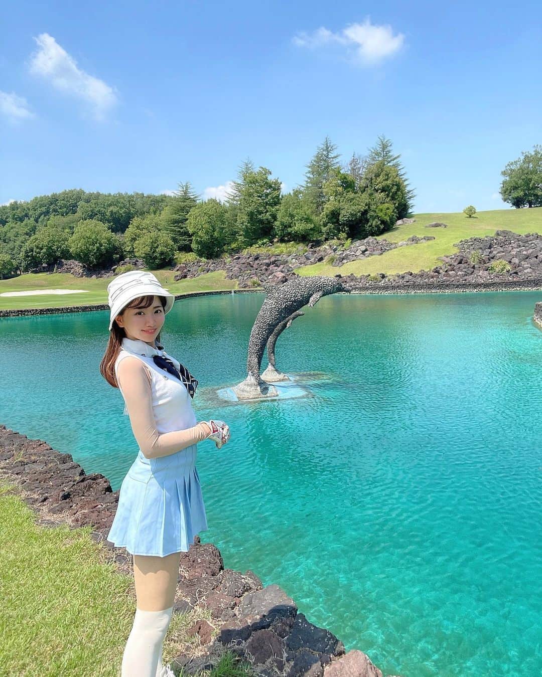 のインスタグラム：「吉井カントリー🌴❤️  吉井にいるイルカ🐬ちゃんと ツーショット❤️  コース内どこも映えてるから 楽しいよねーぇ😍  １日20組限定だから ゆったり回れていい🤤❤️  さて次はさっそくバンコク投稿しよっと😍」