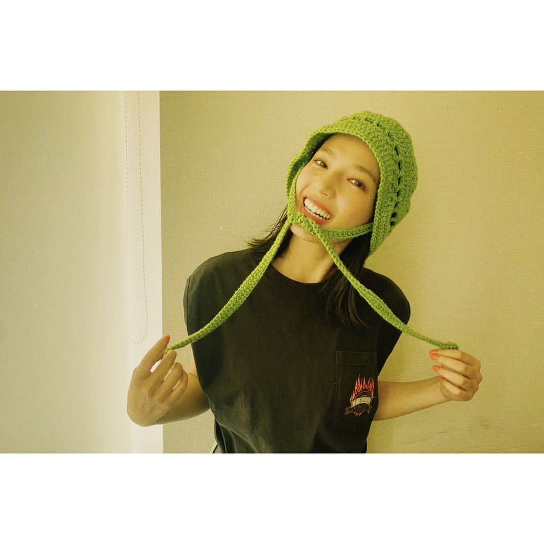 石井杏奈のインスタグラム：「ラジオ「miziroind LIGHTBLUECAFE」  今回は、最近の趣味である編み物についてお話ししてます。 なので、この間編んだ帽子の写真☺︎ 緑の帽子と黒の帽子。 5696が大興奮でうまく写真撮らせてくれなかった😂  本日20:00〜FM大阪 明日8:00〜TOKYOFM」
