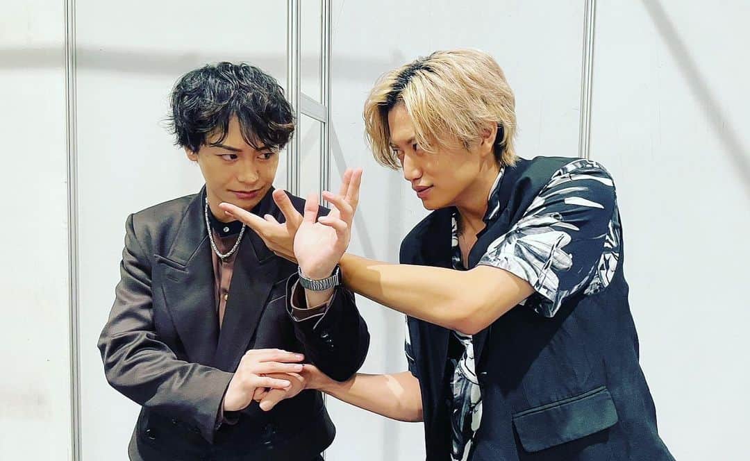 小澤亮太のインスタグラム：「懐かしいポーズ  印象的でやってみました笑  また一緒に仕事できて嬉しい☺️  #フィリピン #マニラ #tokuspirits」