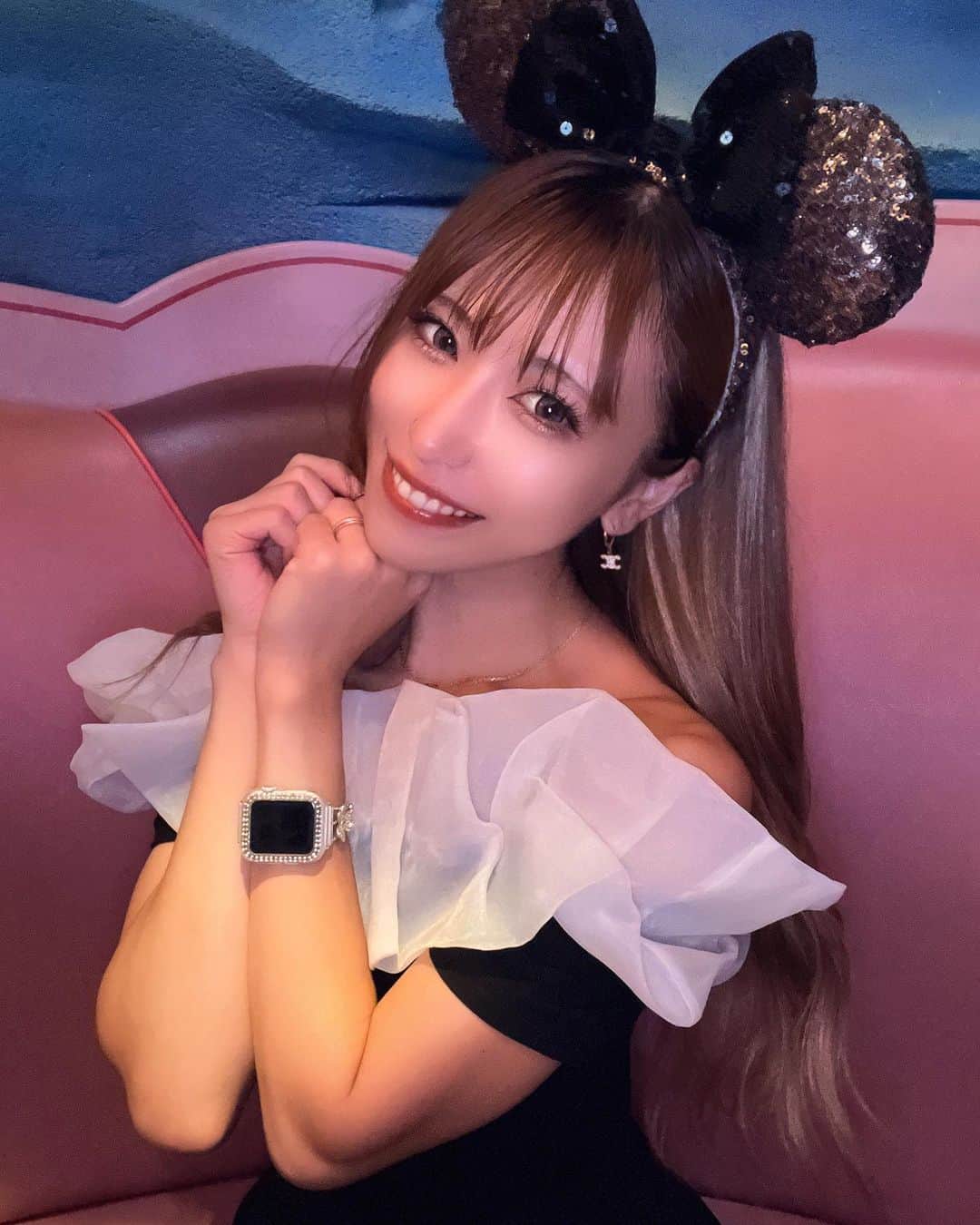 ゆらのインスタグラム：「カリプソキッチンの座りたかった席に運良く座れた🦞̥♡  ディズニーのご飯全部美味しいよねっっ！？ 母の腕の筋肉どうにかして？笑  #ディズニーシー #マーメイドラグーン #セルフィー #セルカ #disney #me #selfie」