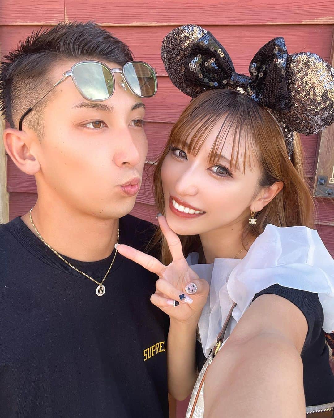 ゆらのインスタグラム：「この日は約3年ぶりに夫婦二人でのディズニーだった✌︎  大人だけのディズニー楽ちんすぎたよ〜🥹 絶対また大人ディズニーいく！！  #disney #夫婦 #大人ディズニー #デート #selfie #ディズニーシー」