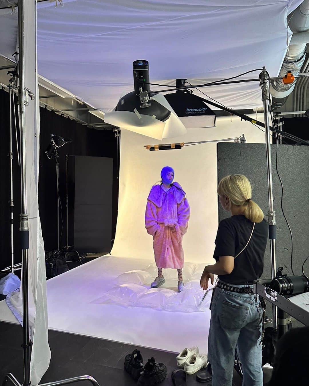 森星のインスタグラム：「🛸sneak peek @thewowmag bts🛸coming sooooooooon🛸」
