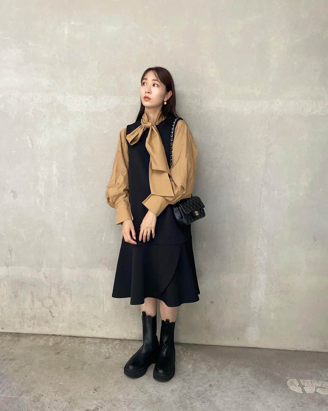 鈴木優美 のインスタグラム：「秋〜🍁 ボケっとしてたら2023年も終わっちゃうよ〜🤯なんて思いながら、子ども達の体調を整える週末〜！(写真は数日前。) 皆さんは今年どんな一年でしたか？ なんつって😆笑 でも本当にまた一年重ねてしまいますよ🔥 一日一日を大切に過ごさないと、あっという間ですね！！！(←自分に言い聞かす。笑) . 話は変わって、ブラウスの話🤎 いつも白を選んでしまうので、 @urs_official の新色になっていたベージュでコーディネート🥸 1stがイエベ春、2ndがブルベ夏の私でしたが、こちらのベージュはしっくり！大丈夫でした✨ なんとなくベージュ〜ブラウンって私の中で顔がくすむ気がして得意ではなかったんですけど🙏 秋らしい配色コーデになりました🤎 このブラウスはタイの取り外しや、タイをリボンやネクタイ風等色々な結び方ができるのもポイント高い✍️ #スワイプしてね  . 秋のおすすめアイテム10％オフクーポン9/15(金)11:00～9/22(金) 10:59で、このブラウスも対象だそうですよ😊 . . . . . . . #pr #urs #ユアーズ #urs_styling #urs_official #タイアップ #2wayボウタイブラウス #大人コーデ #秋コーデ」