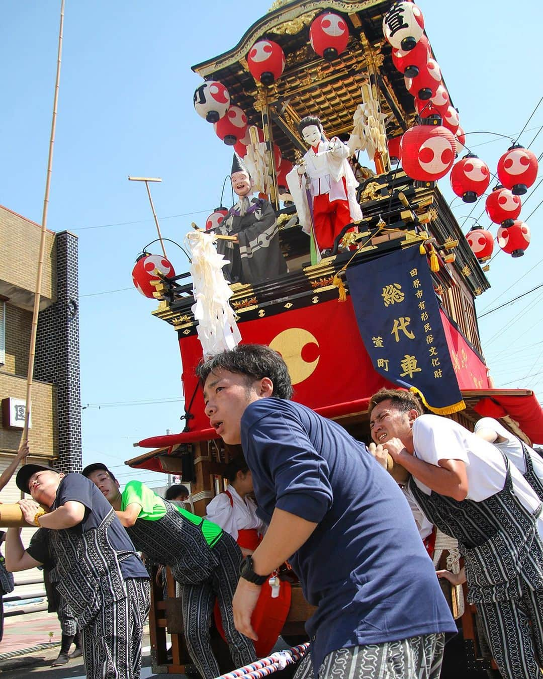 愛知県田原市さんのインスタグラム写真 - (愛知県田原市Instagram)「It is a beautiful and luxurious Tahara Festival. ＊ 美しく華やかな　#田原祭り が始まりました。  からくり人形を載せた豪華な#山車 祭りをいろどる#お囃子 人が、まちが、盛り上がってます！  伝統を継承し、また次の世代に受け継がれます。  #伝統文化 #田原市有形民俗文化財  #たはら暮らし#渥美半島#田原市#田原#伊良湖岬#伊良湖#サーフィン#波#海のある暮らし#tahara#irago#summer#surfing#田舎暮らし#日々の暮らし#休日の過ごし方 #igers #igersjp #scenic_jp」9月16日 16時35分 - tahara_kurashi