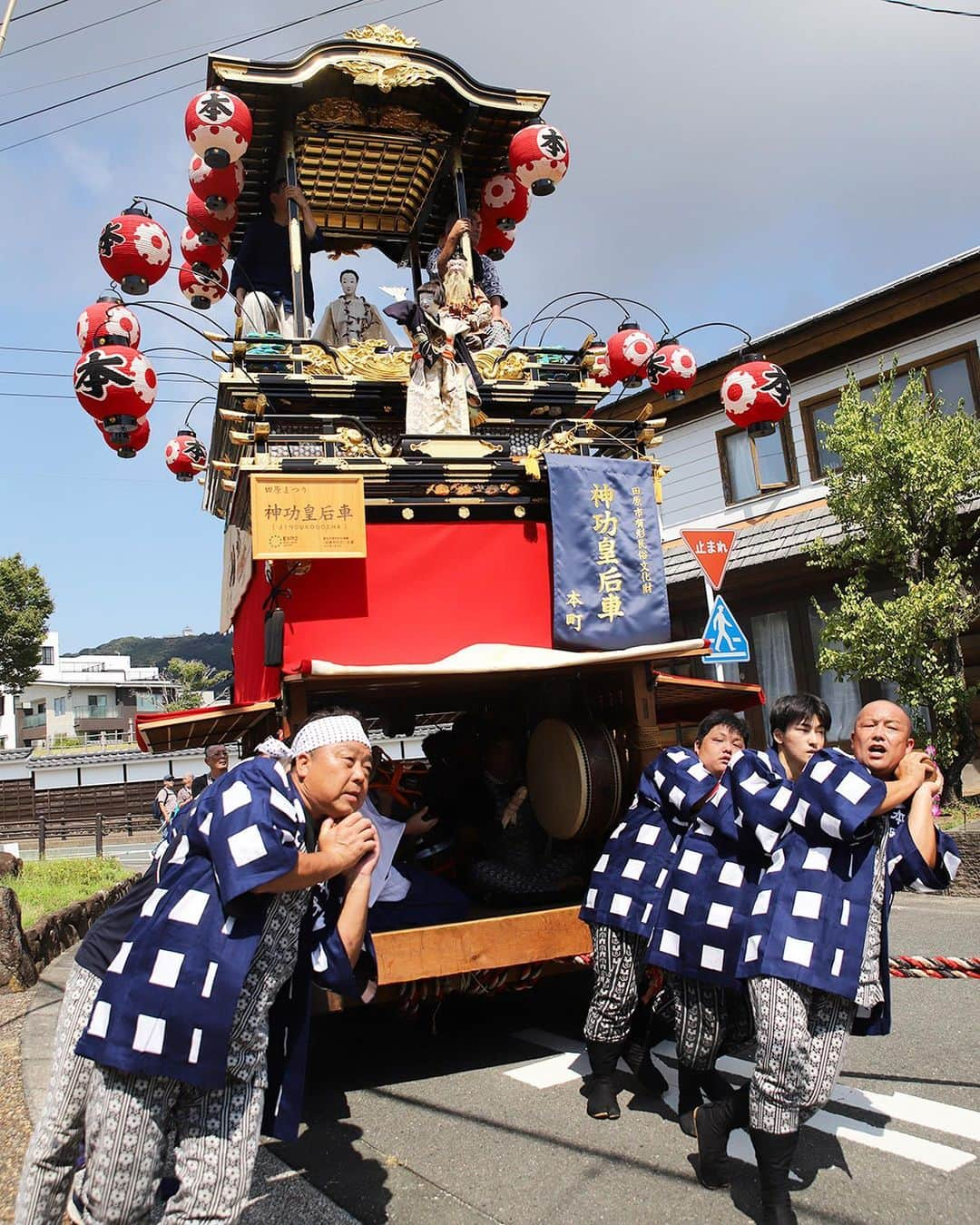 愛知県田原市さんのインスタグラム写真 - (愛知県田原市Instagram)「It is a beautiful and luxurious Tahara Festival. ＊ 美しく華やかな　#田原祭り が始まりました。  からくり人形を載せた豪華な#山車 祭りをいろどる#お囃子 人が、まちが、盛り上がってます！  伝統を継承し、また次の世代に受け継がれます。  #伝統文化 #田原市有形民俗文化財  #たはら暮らし#渥美半島#田原市#田原#伊良湖岬#伊良湖#サーフィン#波#海のある暮らし#tahara#irago#summer#surfing#田舎暮らし#日々の暮らし#休日の過ごし方 #igers #igersjp #scenic_jp」9月16日 16時35分 - tahara_kurashi