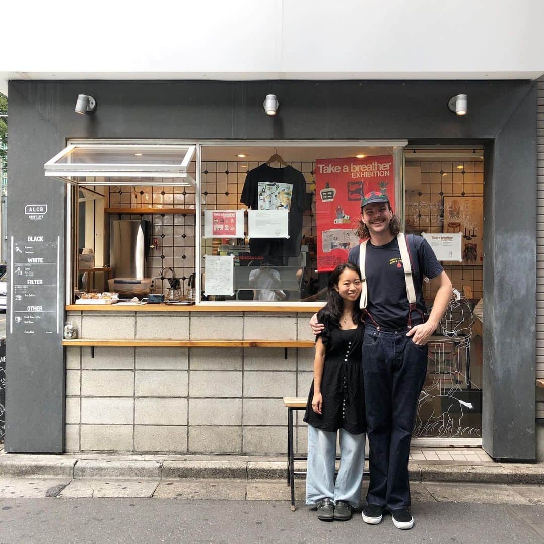 のインスタグラム：「【ABOUT LIFE COFFEE BREWERS 道玄坂】 Thank you for coming world friends!!!😊 They came from @marketlane in Australia.🇦🇺✨ We grad to meet you.✌️  夏の様な一日ですね！☀️✨ 今日はオーストラリアの @marketlane のスタッフさんがお店に立ち寄ってくれましたー！✌️ 海外のコーヒーショップの方々にも多くお立ち寄り頂き、とても嬉しいです！😊✨ 良い旅行になりますようにー！👌  🚴dogenzaka shop 9:00-18:00(weekday) 11:00-18:00(weekend and Holiday) 🌿shibuya 1chome shop 8:00-18:00  #aboutlifecoffeebrewers #aboutlifecoffeerewersshibuya #aboutlifecoffee #onibuscoffee #onibuscoffeenakameguro #onibuscoffeejiyugaoka #onibuscoffeenasu #akitocoffee  #stylecoffee #warmthcoffee #aomacoffee #specialtycoffee #tokyocoffee #tokyocafe #shibuya #tokyo」