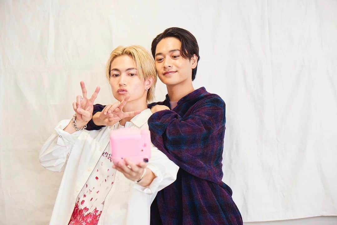 井上想良のインスタグラム：「・ 遅くなりました😢 #WiNKUP 10月号 発売中です！  2人でチェキを使っての撮影📷 もうご覧頂けましたでしょうか😏」