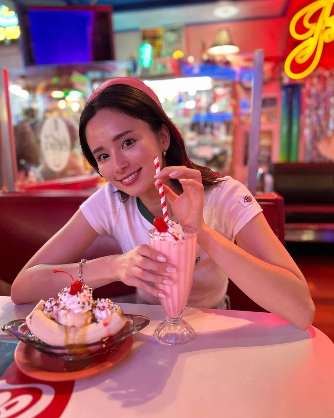 くるみのインスタグラム：「だいだいだいすきな店にいった🍒🥤うれしさ爆発です🤹🏻‍♀️💛」