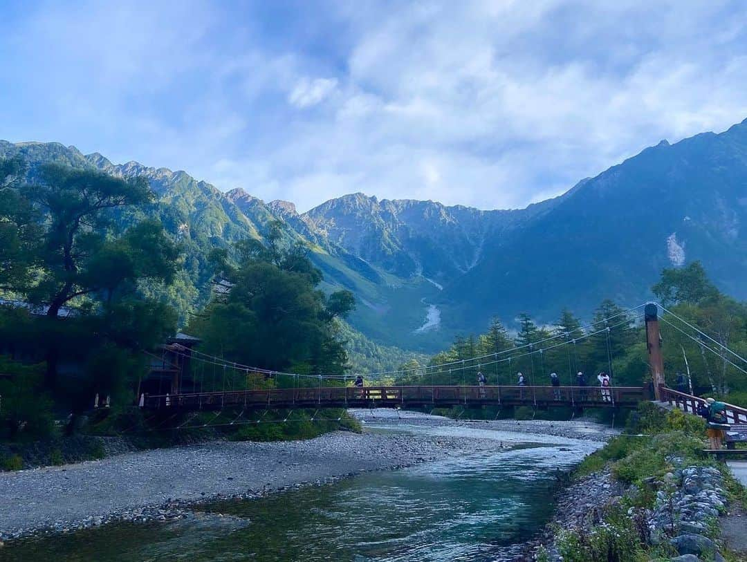 高橋美帆さんのインスタグラム写真 - (高橋美帆Instagram)「⛰️️🚶‍♀️  #上高地 #日本アルプス #信州 #中部山岳国立公園  #河童橋 #明神橋 #明神池  #kamikochi #nihonalps #kappabashi #myojinbridge #myojinike」9月16日 16時45分 - miho_takahashi_39