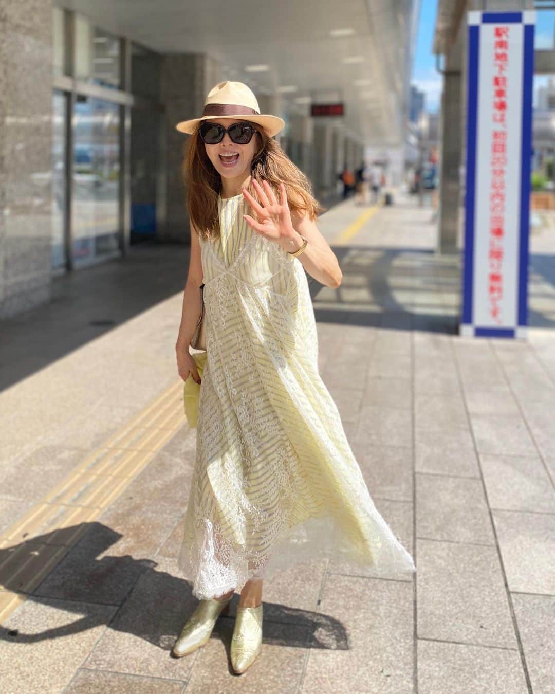 熊谷真実さんのインスタグラム写真 - (熊谷真実Instagram)「そんで今日は東京  ともちゃんちのワンピースに下着みたいなドレス。笑 合わせてみた、  意外と可愛かったな、 また靴が！ 可愛くて！！  今日もアゲアゲ！ あ，古い？  #熊谷真実 #浜松駅 #東京行くでね #まだまだ暑いっす」9月16日 16時46分 - mami_kumagai310