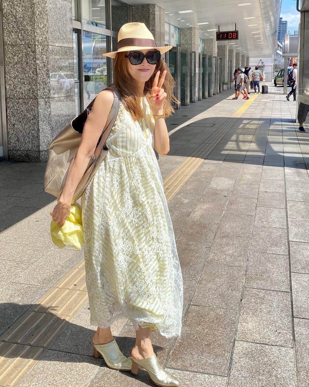 熊谷真実さんのインスタグラム写真 - (熊谷真実Instagram)「そんで今日は東京  ともちゃんちのワンピースに下着みたいなドレス。笑 合わせてみた、  意外と可愛かったな、 また靴が！ 可愛くて！！  今日もアゲアゲ！ あ，古い？  #熊谷真実 #浜松駅 #東京行くでね #まだまだ暑いっす」9月16日 16時46分 - mami_kumagai310