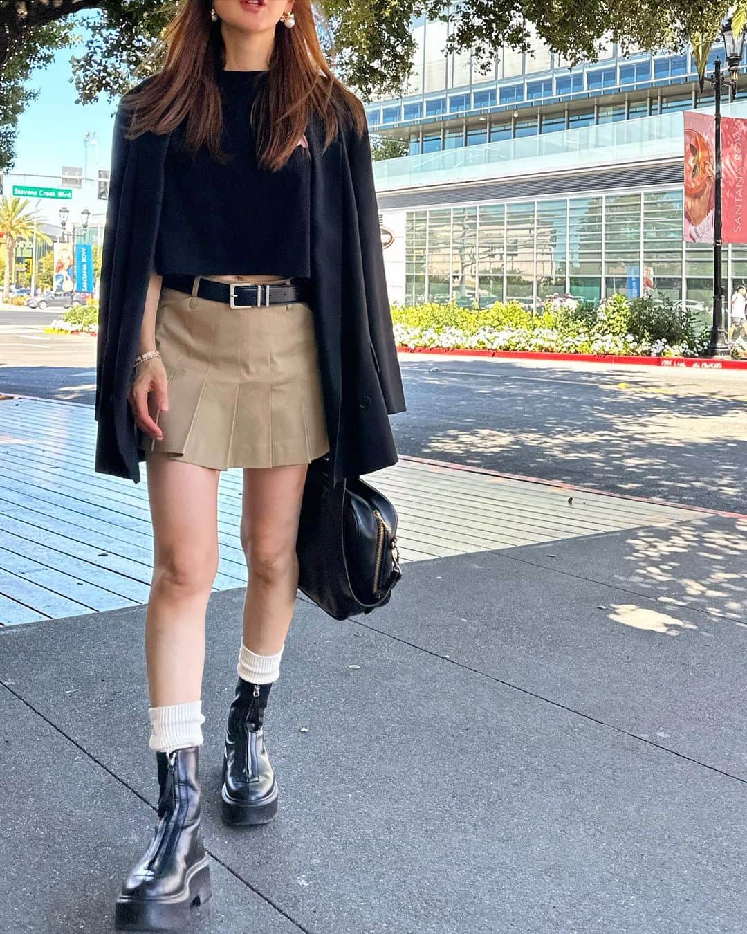 kiyomi medeirosのインスタグラム：「outfit🖤🤎🖤  jaket…#therow Tシャツ…#OBLI skirt…#maisonmarais  boots…#therow bag…#miumiu  #fashion#outfit#ootd#cordinate#style#ファッション#大人可愛いコーデ#ソックスコーデ」