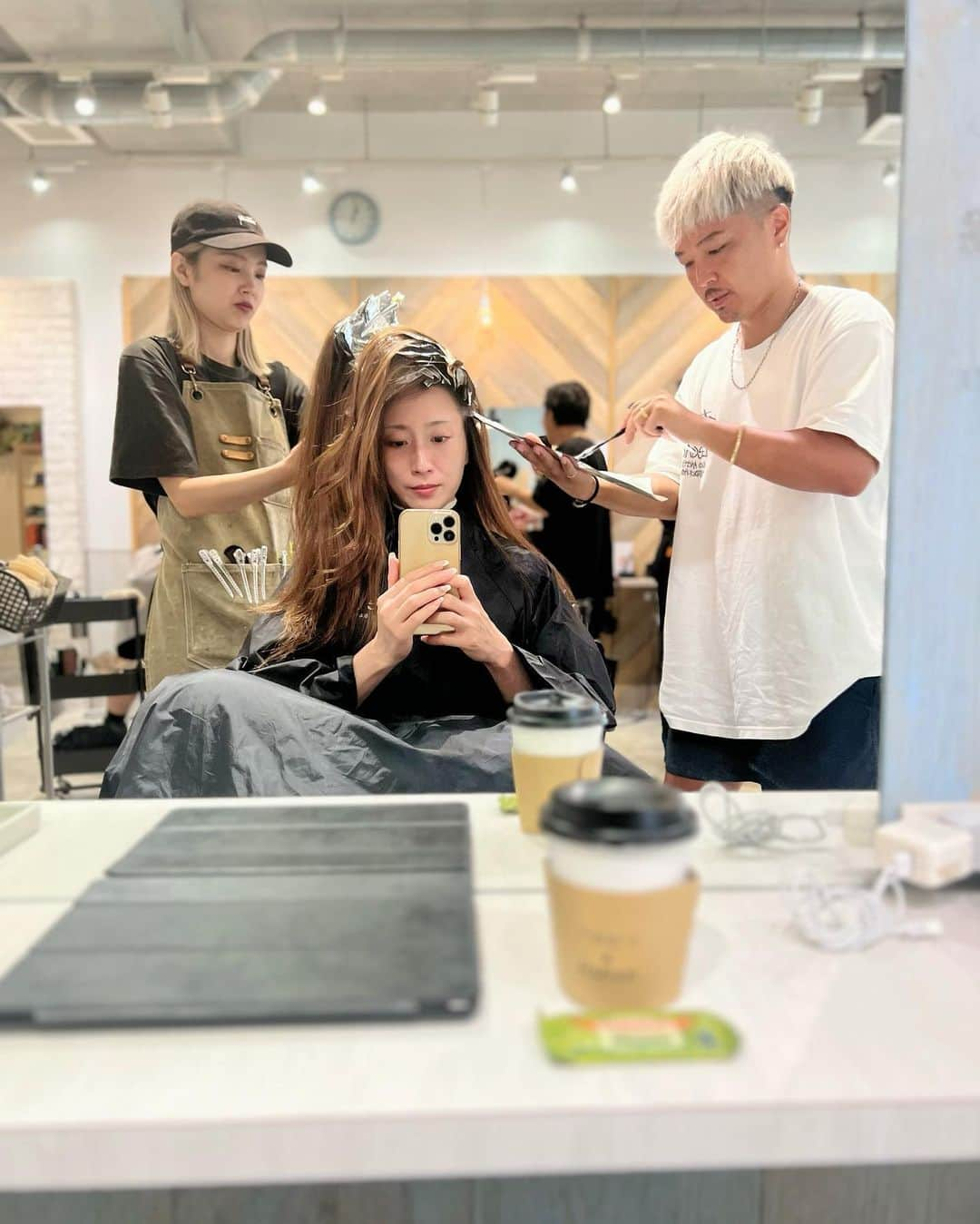 朝風れいさんのインスタグラム写真 - (朝風れいInstagram)「5月頭ぶりに美容院行ったよ💇‍♀️  仕事前で切る時間なかったからカラーとトリートメントだけ！💨  自然にトーンアップをしたかったから、細かいハイライトをたっっくさん入れてもらって、カラー中はX JAPANみたいですよって言われて爆笑👨‍🎤 Xファンの方に怒られますわ😇  魔法の粉入りのカラー剤、髪の毛痛みにくいんだって🧂初めてで興味津々でした😳  初めて行くとこなのに、すっぴんで行く勇気と朝の弱さに我ながら驚いたけど、4ヶ月半ぶりに行けて本当によかった🥲  高安さん、ありがとうございました🫶  あと、美容室の相談に乗ってくれたまみちゃんや、まりこちゃん、ありがとう🥹🫶  この日は2匹鯛のめでたいYEBISUビールを頂けて、Happyな夜でした🥰🍻🍣🎣  #freera #hairsalon #haircolor #maintenance #hair #hairmaintenance  #sushi #tokyo #鮨すが弥  #鮨 #寿司 #すが弥」9月16日 16時53分 - rei.wd