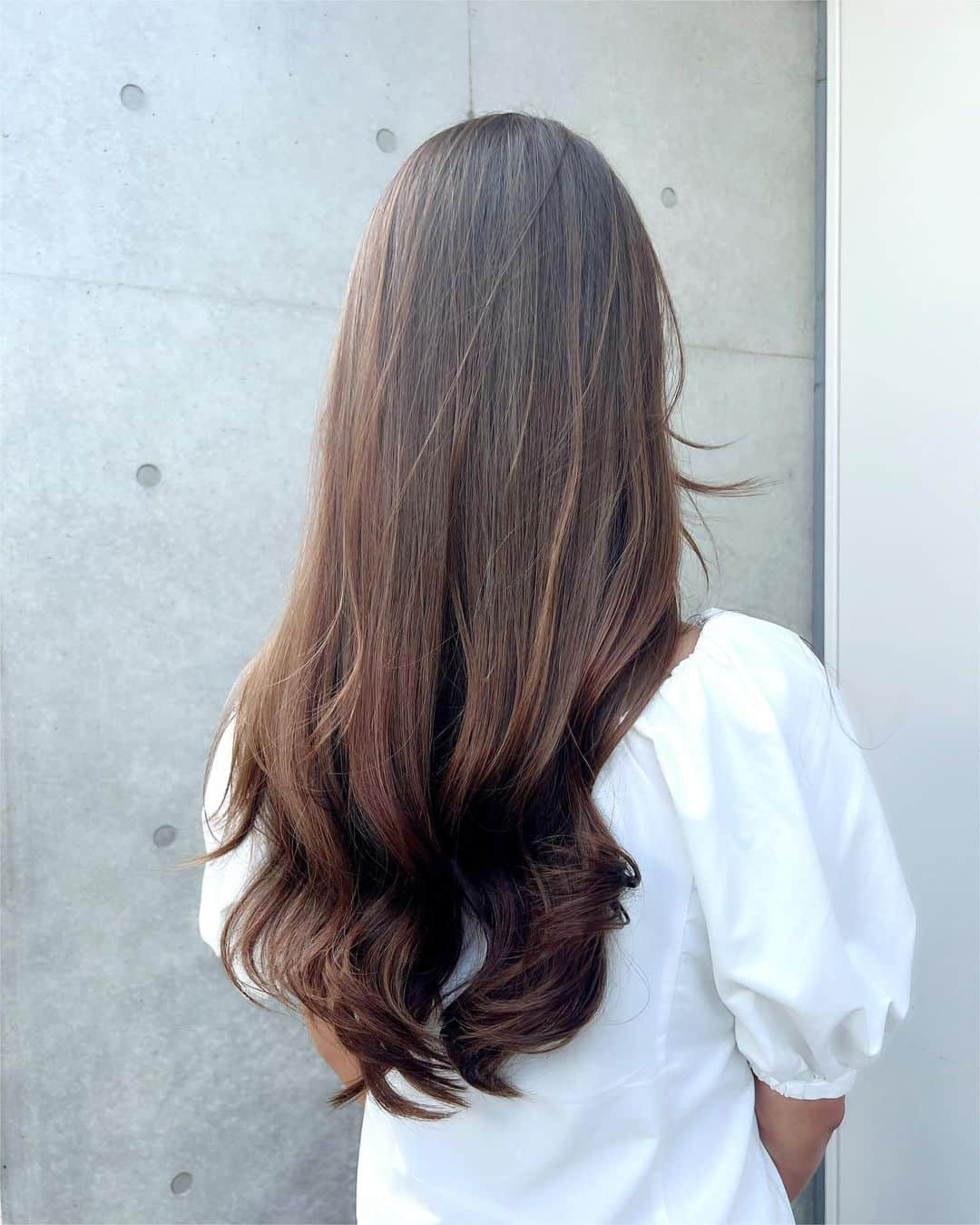 朝風れいのインスタグラム：「5月頭ぶりに美容院行ったよ💇‍♀️  仕事前で切る時間なかったからカラーとトリートメントだけ！💨  自然にトーンアップをしたかったから、細かいハイライトをたっっくさん入れてもらって、カラー中はX JAPANみたいですよって言われて爆笑👨‍🎤 Xファンの方に怒られますわ😇  魔法の粉入りのカラー剤、髪の毛痛みにくいんだって🧂初めてで興味津々でした😳  初めて行くとこなのに、すっぴんで行く勇気と朝の弱さに我ながら驚いたけど、4ヶ月半ぶりに行けて本当によかった🥲  高安さん、ありがとうございました🫶  あと、美容室の相談に乗ってくれたまみちゃんや、まりこちゃん、ありがとう🥹🫶  この日は2匹鯛のめでたいYEBISUビールを頂けて、Happyな夜でした🥰🍻🍣🎣  #freera #hairsalon #haircolor #maintenance #hair #hairmaintenance  #sushi #tokyo #鮨すが弥  #鮨 #寿司 #すが弥」