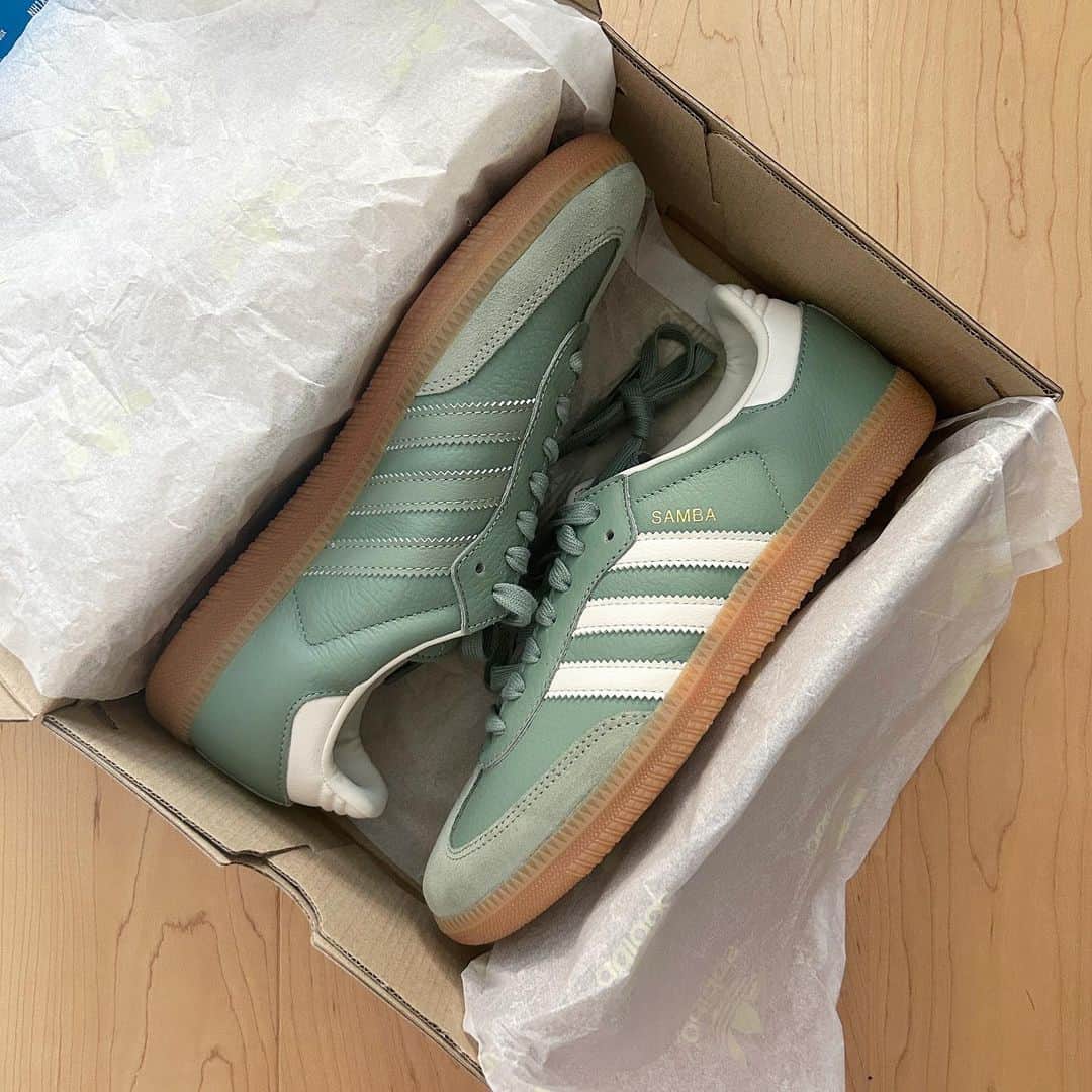 齋藤万莉奈のインスタグラム：「👟🌿💭  友達とフラっと立ち寄ったadidasで🛒最近Instagramでよく見かけるな〜と思ってたんだけど可愛すぎて友達と色違い買っちゃった🫶🏻」