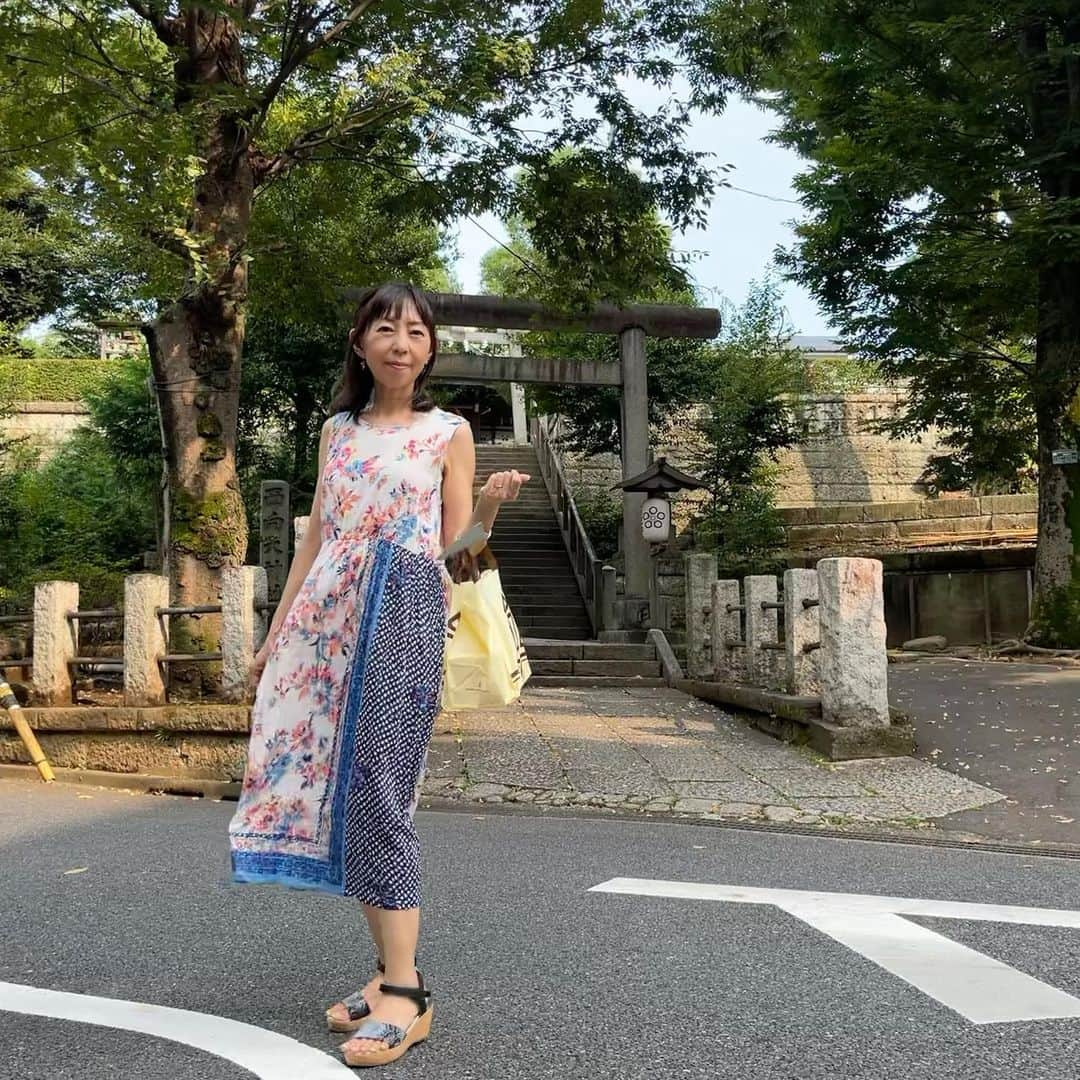 西原さおりのインスタグラム：「こんにちは😊  毎月一日と誕生日の16日に近所の神社にご挨拶に行ってます 滞在時間1,2分ですが…習慣です。  そして週末は必ずケーキ笑 栗の季節ですね🌰 栗といえばモンブランが思い浮かびますけど、今日のはショートケーキです 栗たっぷりでとてもおいしかったです✨  #西向天神社 #栗 #ケーキ」