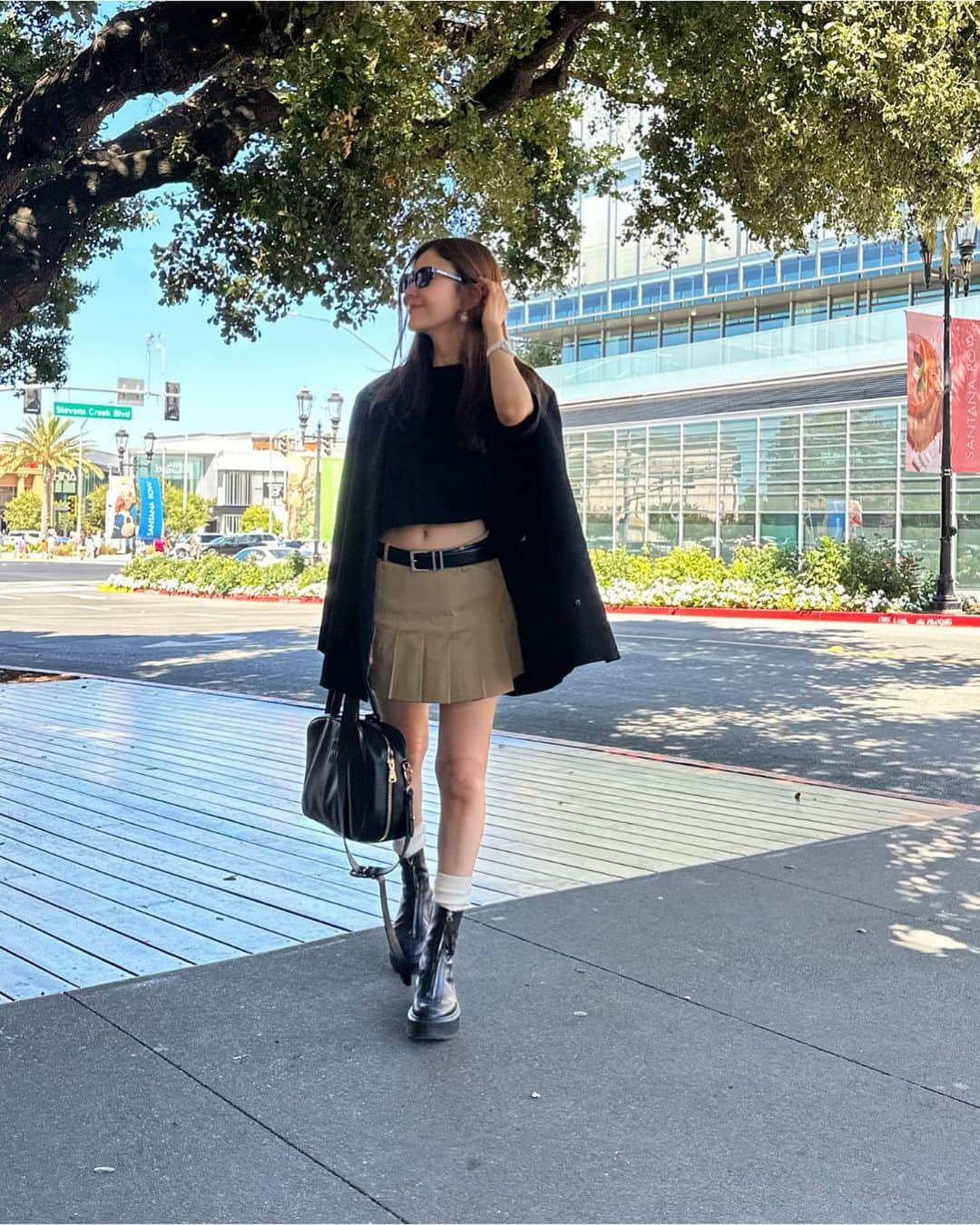 kiyomi medeirosのインスタグラム：「outfit🖤🤎🖤  jaket…#therow Tシャツ…#OBLI skirt…#maisonmarais  boots…#therow bag…#miumiu sunglass…#dior  #fashion#outfit#ootd#cordinate#style#ファッション#大人可愛いコーデ#ソックスコーデ」