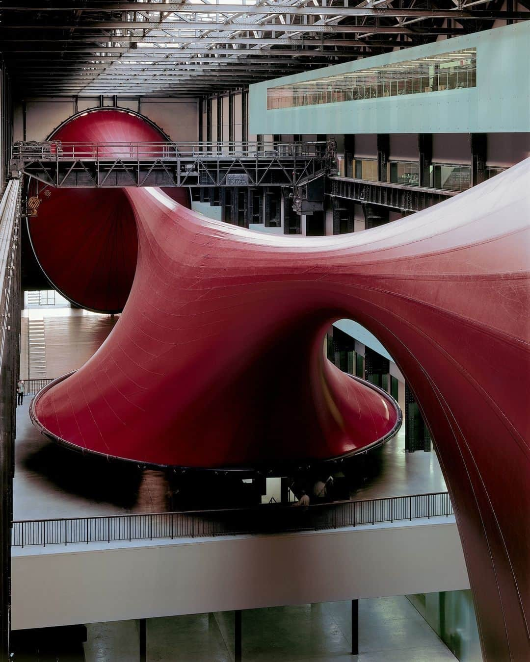 パラッツォストロッツィさんのインスタグラム写真 - (パラッツォストロッツィInstagram)「Aspettando #AnishKapoor: pt.5 Nel 2002 la Turbine Hall della Tate Modern a Londra ospita la monumentale opera “Marsyas”, composta da tre anelli metallici collegati da una grande membrana di colore rosso in PVC. Eterea e fisica allo stesso tempo, l’opera evoca l'idea di pelle e sangue, facendo riferimento alla leggenda del satiro Marsia, scorticato dal dio Apollo come punizione per aver osato sfidarlo in una gara musicale.  “Anish Kapoor. Untrue Unreal” aprirà a Palazzo Strozzi il 7 ottobre 2023. Scopri di più sulla mostra e acquista il tuo biglietto al link in bio. _ In 2002, the Turbine Hall of the Tate Modern in London hosted the monumental work "Marsyas", composed of three metallic rings connected by a large membrane of red PVC. Ethereal and physical simultaneously, the artwork evokes the notion of skin and blood, referencing the legend of the satyr Marsyas, skinned by the god Apollo as punishment for daring to challenge him in a musical contest.  "Anish Kapoor: Untrue Unreal" will open at Palazzo Strozzi on 7 October 2023. _ Crediti: © Anish Kapoor. All rights reserved SIAE, 2023  #UntrueUnreal #PalazzoStrozzi #ContemporaryArt #TateModern @tate #London」9月16日 17時00分 - palazzostrozzi