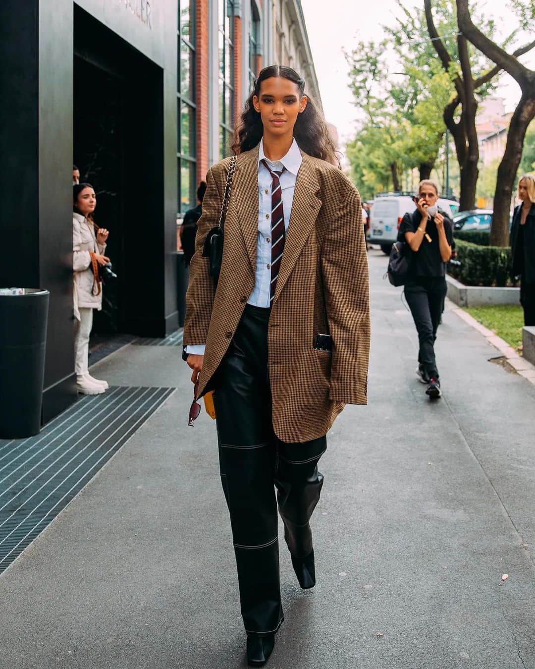 Vogue Españaのインスタグラム：「¿Quiénes llevan las tendencias antes que nadie? En el link de la bio, hablamos con las empresarias, estilistas y creadoras de contenido (especializadas en vintage) que están cambiando el street style en 2023 ✨」