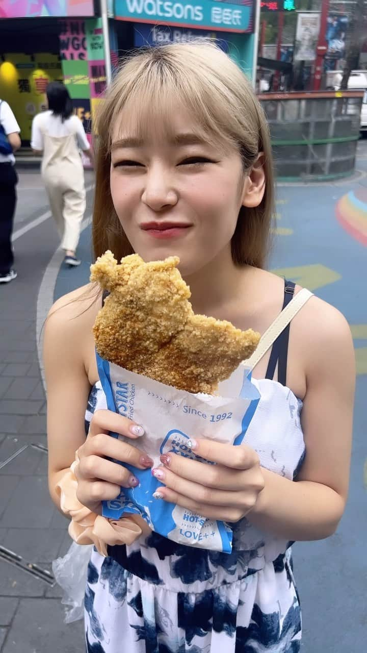 小山星流のインスタグラム：「台湾からあげ=ダージーパイ  3人でもお腹いっぱい！  #台湾グルメ #台湾観光 #女子旅 #台北 #大鶏排 #台湾西門 #fyp #eat #foodstagram #follow」