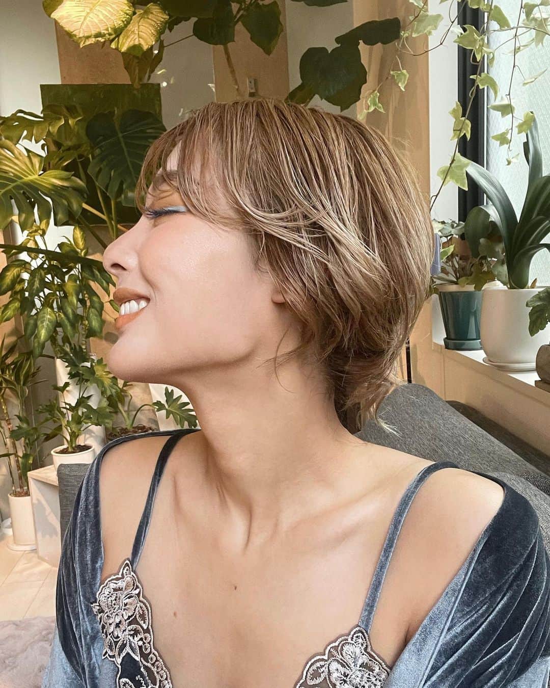 RiRiのインスタグラム：「美容クリニックに行く事が、ほとんどなくなったけど 年に1.2回だけ行く事があって🌱  歯の食いしばりや、元々エラ張りの骨格なので ボトックスを打っているよ🌿  @tokyo_hills_clinic   ほんの5分程度で施術は終わるし、 ダウンタイムもなくて だんだんとエラの筋肉が小さくなっていって フェイスラインがシュッとするよ🤍」