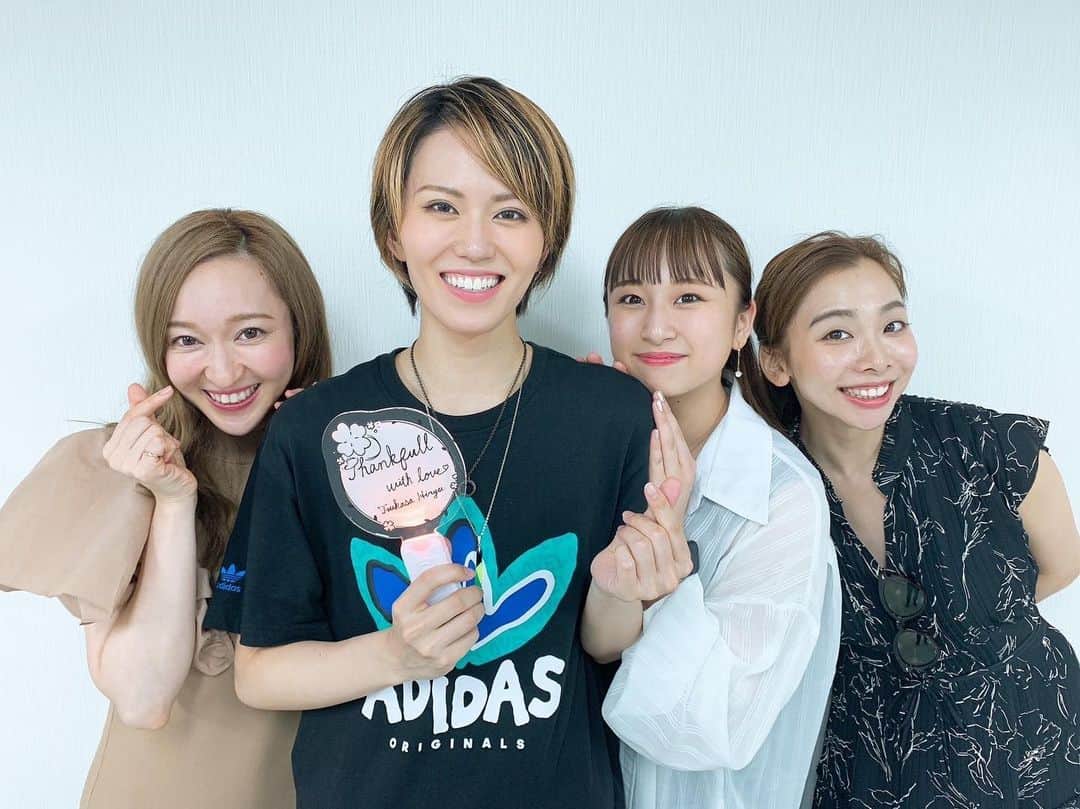 のインスタグラム：「わーい☺️ リハーサル終わりました✨ とっても楽しい仲間と ディナーショーに出ることができて 本当に嬉しいなあって… 改めて思います😌💕 まいかありがとう！！ 明日一回‼️ 大切に頑張りますっ⭐️！  そして明日の夜22時くらい？に インスタライブを初めてやります✨ ディナーショーメンバーも 出てくれる、、、ょ❤️えへへ  上手くできるのか… わかりませんが(´・ω・｀) お時間あれば是非見てください♪ お待ちしております😌  #リハーサル #ディナーショー #インスタライブ」