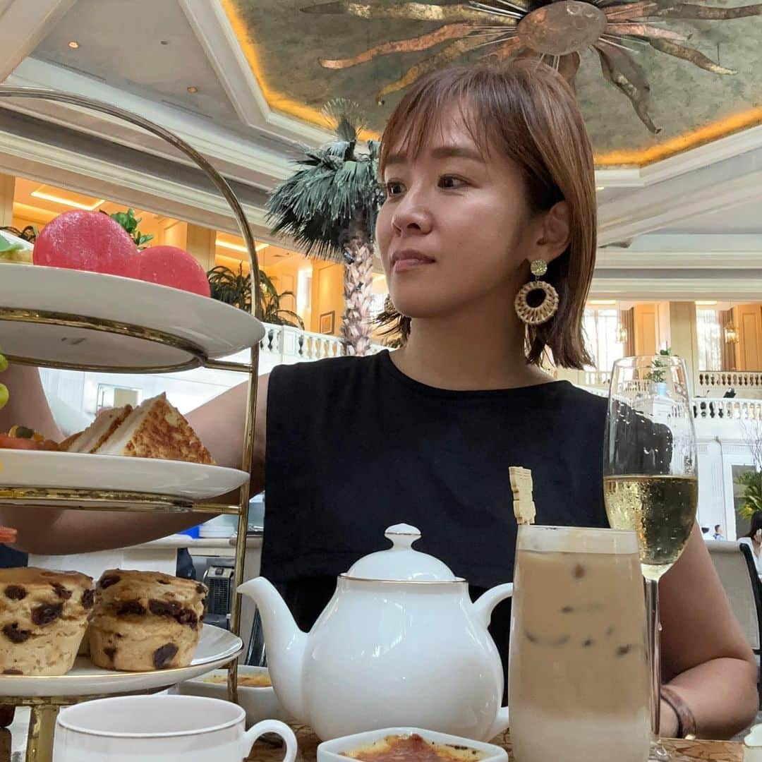 福吉 彩子さんのインスタグラム写真 - (福吉 彩子Instagram)「働くかあさんの旅するコーデ マニラのペニンシュラホテルにて、アフタヌーンティー。 きちんとめのワンピースを旅先に一枚持っていくとよいよね！見えづらいけど、前はセーラーに、後ろはリボンになっているので着回しもできちゃうセールの戦利品🤍 最近ネットでの買い物熱が下がり気味で、ふらっと立ち寄ったお店でパッと買うことが増えてきたな〜  onepiece #greenparks bag #enfas  ☆☆☆☆☆☆☆☆☆  長女の英語学習兼私のワーケーション先を決めるのに、いろんな理由があったのだけど、最終的にマニラに決めた時に思い出したのが、私の初めての海外出張先だったってこと。23歳くらいかな、飛行機乗って海外に仕事しにいくことに浮き足だったものの、空港についたときに初めて感じた東南アジアの雰囲気におっかなびっくり。オフィスの最寄りだということもあり泊まったのが、ペニンシュラマニラは、そこだけ別世界のような空間が広がっていて、毎朝このロビーでいただくお粥が美味しくて、雰囲気と味の両方で長らく私のNo.1朝食体験でした。 20年以上の時を経て再訪しても、変わらない重厚なのに開放的な雰囲気、長女も味わえてよかった。オシャレなアフタヌーンティーはボリュームたっぷりで、日本よりややお得にいただけます。 朝食のスタイルはさすがに変わっていて、ロビーエリアではセットメニューのみに。味は、あの頃の想い出が美化されすぎてるのかもしれない😭あるいは、フィリピンは油っぽいものが多くて、私の胃腸がもはや追いつけないかもしれないけど、またそれでよい想い出  　　  #旅コーデ　#フィリピン #フィリピン留学  #ワーママ #ワーママコーデ #働くかあさん  #プチプラコーデ  #アラフォーファッション」9月16日 17時11分 - fuku44aya