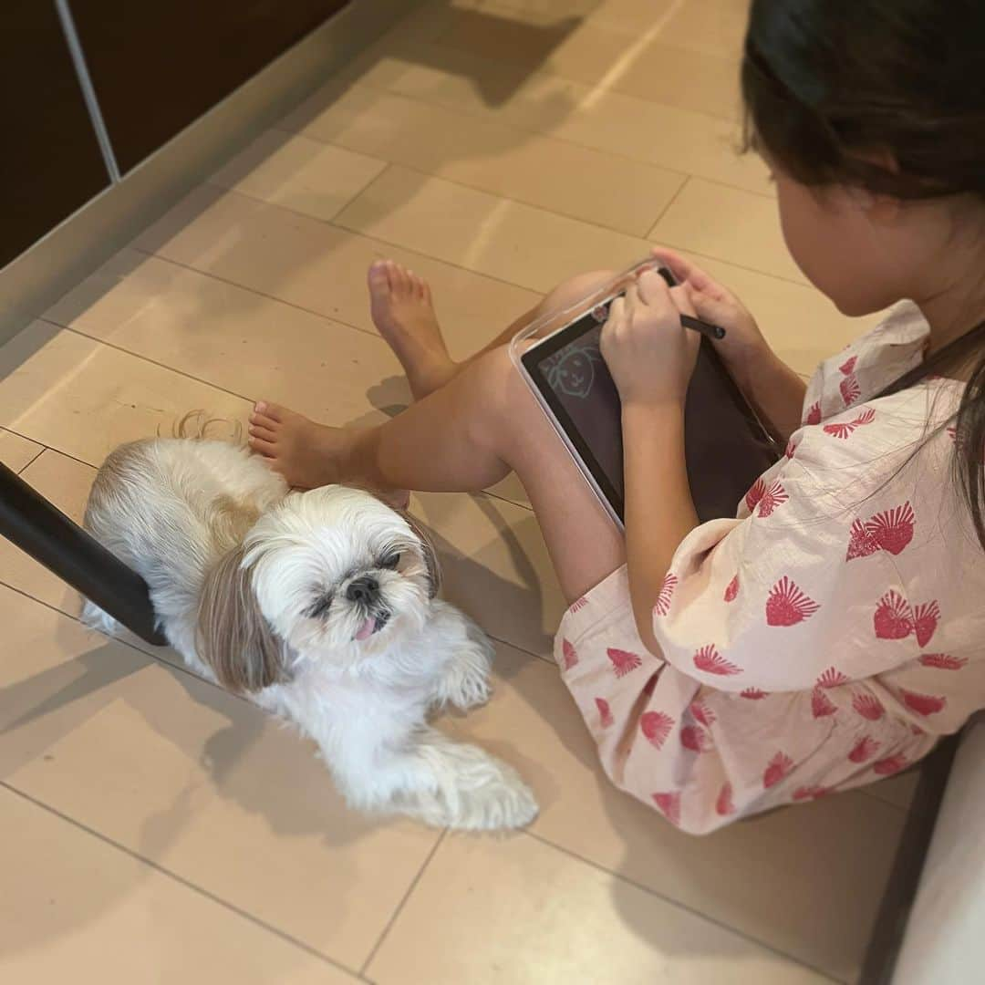 いりこさんのインスタグラム写真 - (いりこInstagram)「🐶👧🏻最近よく2人でいる子たち。 何書いてるのかなとチラ見したけど、すぐに消されてしまってざんねん😂」9月16日 17時14分 - hana_uoj