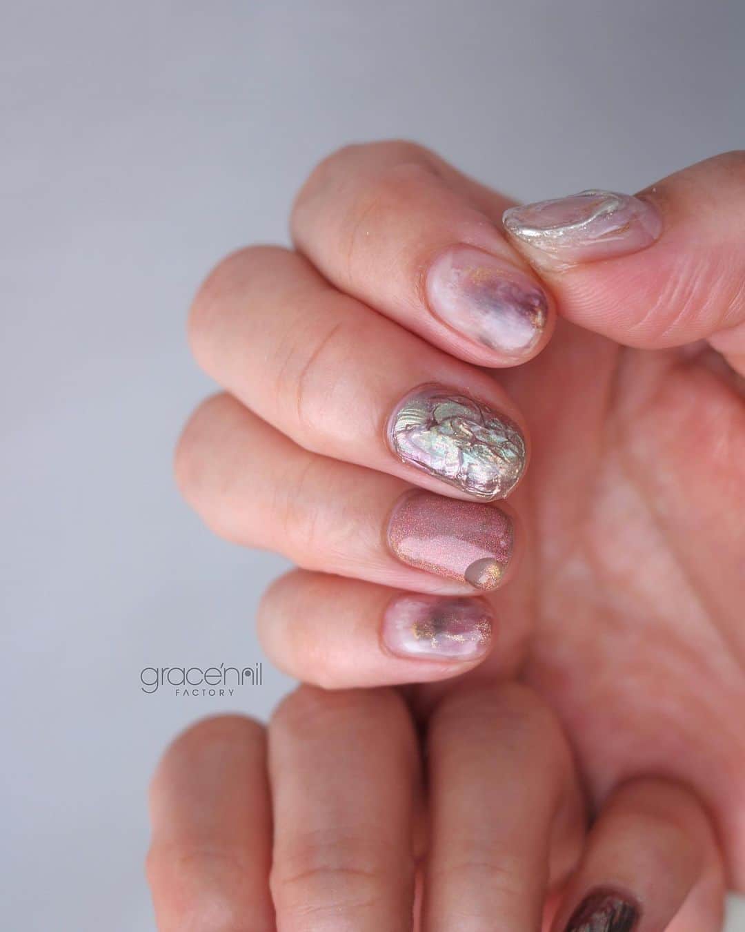 のインスタグラム：「おまかせ👩‍🦱🫶  #デザインコースgnf  @gracenailfactory_kanon   #一癖ネイル ______________________ 《grace'nail factoryのこだわり》  ✔︎design policy ネイルは一番身近な芸術 お客様の満足、感動、好奇心を満たす、オリジナルアートのクリエイションにつとめております  ✔︎育爪policy お爪本来の力を育つよう 丁寧なケア、爪質改善のためのアプローチを行なっています  ・アセトン不使用（当店オフの場合」 ・フィルイン ・ウォーターケア付き ・お爪周りの角質ケア  お爪の健康を大切にしていきたい方 、爪質改善を求めている方、ジェルネイルの持ちを良くしたい方に 喜ばれています  ✔︎おもてなしpolicy お客様が【ここへ来たら元気になれる】と喜んでいただけるような〝心〟ある空間づくりを大切にしています  ✔︎エシカルへの取り組み 人への影響だけではなく、地球環境に配慮した良質な商材選びにこだわっています  ——  @gracenailfactory   大阪市西区南堀江1-21-9 南堀江ビル2階  ☞堀江公園のすぐそば ☞レンガ色の入り口  定休日/木曜日 平日10:00-18:30（最終受付） 土日祝11:00-18:30（最終受付）  #堀江ネイル　#マグネットネイル大阪 #大阪ネイルサロン #ウォーターケアのあるサロン  #育爪ネイルサロン  #フィルイン大阪 #個性派ネイル大阪 #カジュアルネイル大阪 #南堀江ネイルサロン #堀江ネイル #ニュアンスネイル大阪  #フットネイル大阪 #インクアート大阪  #ミラーネイル #大人カジュアルネイル #ネイリスト採用大阪 #巻き爪ケア大阪 #네일 #泡ネイル #バブルネイル #ネイリスト求人大阪 #秋ネイル #nail」