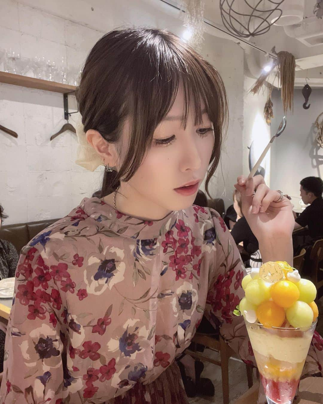 小鳥遊七星のインスタグラム：「久しぶりに夜パフェへ🍈  メロンのパフェ！ MEROMERO🍈」