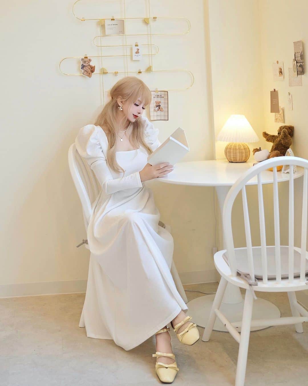 くまくまくまのインスタグラム：「・ どんな時でも、絶対失敗しない万能カラーのホワイトコーデ♡  スクエアネックジゴスリーブドレス @shein_japan @sheinofficial 🔍 商品ID: 21516929 サイズ:M  クーポンコード：「kuma1520」 割引率：お買い上げ金額1～5,999円まではセール価格より15%OFF、6,000円以上は20%OFFが適用されるよん🐾 利用期限：〜12月末日  #SHEIN#SHEINforAll#ad#お出かけコーデ#sheinコーデ#クーポン配布中#SHEIN購入品#OOTD購入品紹介#デイリーコーデ#プチプラファッション#ファストファッション#秋コーデ#秋服コーデ#秋服コーデ#淡色コーデ#モノトーンコーデ#ドレスコーデ#ショルダー#韓国ファッション#韓国コーデ#大人可愛いコーデ#シンプルコーデ#カジュアルコーデ#カジュアルファッション#ootdshare#ootdstyle#エレガントコーデ#エレガント#上品コーデ#韓国っぽ#淡色カフェ」