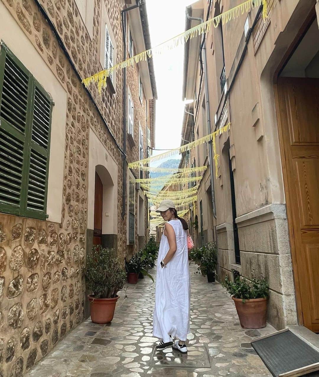 中林美和のインスタグラム：「見るもの全てが可愛い。 少し遅めの夏休みをもらって 初めての場所、マヨルカ島まで♡  #spain#spain🇪🇸#mallorcaspain#mallorca#palmademallorca#summervacation#スペイン#マヨルカ島#夏休み」