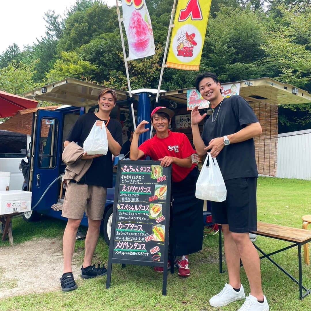 横山弘樹のインスタグラム：「今日は朝イチで由宇球場へ⚾️！withトッティー  現役ぶりの由宇。  選手たちの汗だくな姿を見て、坂ダッシュとかよくここで泥んこまみれになってやってたなぁとほんのり苦い思い出ばかりが蘇ってきますが、笑  久しぶりのファンの方と会話したり、由宇特有の和やかな雰囲気と空気感がなんとも心地良かったです😌✨  たかしさん、祐太、奨成、こやまる、れいら、コルちゃんもみんな久しぶりだったけどやっぱ戦ってる男たちはみんなかっこいいね👍🏻✨  ニラ、松本ドラゴンくん、宇草くんもみんな頑張ってた⭐️‼︎  若い選手もすごい楽しみな選手がいっぱいですね😳✨  試合は2イニングまでしか見れなかったけど、選手の頃とはまた少し違った感覚で由宇を楽しむことができました👍🏻‼︎  ☑︎ファンが見れるエリアが広がりますように🙏🏻(急にファン目線)  まぁちゃんタコスのえびカツタコスめちゃめちゃ美味しかったです🌮‼︎‼︎  #広島東洋カープ #由宇球場  #まぁちゃんタコス #今日もたかやと一緒」