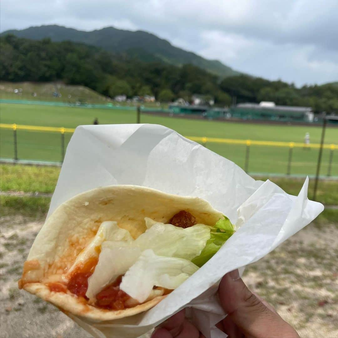 横山弘樹さんのインスタグラム写真 - (横山弘樹Instagram)「今日は朝イチで由宇球場へ⚾️！withトッティー  現役ぶりの由宇。  選手たちの汗だくな姿を見て、坂ダッシュとかよくここで泥んこまみれになってやってたなぁとほんのり苦い思い出ばかりが蘇ってきますが、笑  久しぶりのファンの方と会話したり、由宇特有の和やかな雰囲気と空気感がなんとも心地良かったです😌✨  たかしさん、祐太、奨成、こやまる、れいら、コルちゃんもみんな久しぶりだったけどやっぱ戦ってる男たちはみんなかっこいいね👍🏻✨  ニラ、松本ドラゴンくん、宇草くんもみんな頑張ってた⭐️‼︎  若い選手もすごい楽しみな選手がいっぱいですね😳✨  試合は2イニングまでしか見れなかったけど、選手の頃とはまた少し違った感覚で由宇を楽しむことができました👍🏻‼︎  ☑︎ファンが見れるエリアが広がりますように🙏🏻(急にファン目線)  まぁちゃんタコスのえびカツタコスめちゃめちゃ美味しかったです🌮‼︎‼︎  #広島東洋カープ #由宇球場  #まぁちゃんタコス #今日もたかやと一緒」9月16日 17時31分 - h_y.18