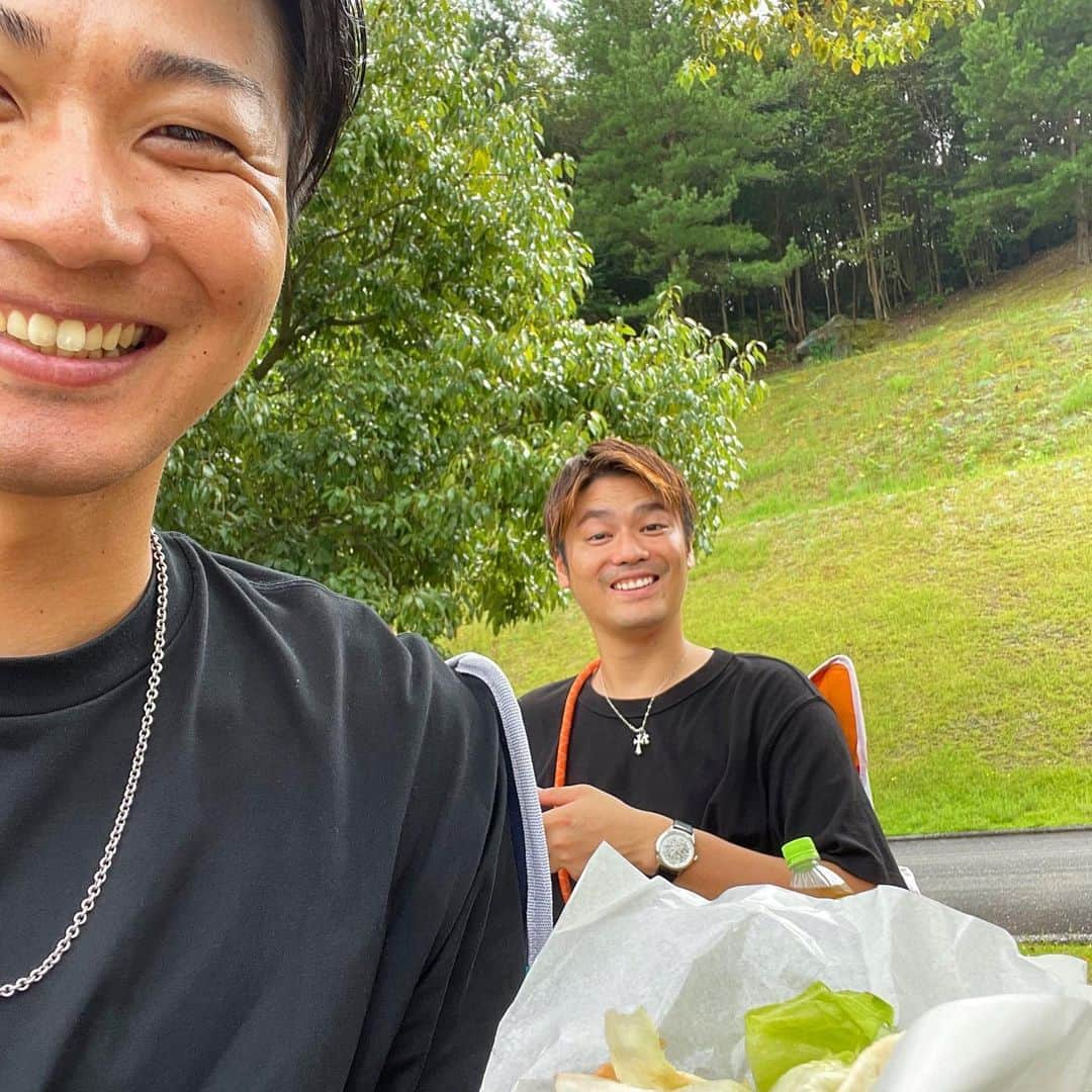 横山弘樹さんのインスタグラム写真 - (横山弘樹Instagram)「今日は朝イチで由宇球場へ⚾️！withトッティー  現役ぶりの由宇。  選手たちの汗だくな姿を見て、坂ダッシュとかよくここで泥んこまみれになってやってたなぁとほんのり苦い思い出ばかりが蘇ってきますが、笑  久しぶりのファンの方と会話したり、由宇特有の和やかな雰囲気と空気感がなんとも心地良かったです😌✨  たかしさん、祐太、奨成、こやまる、れいら、コルちゃんもみんな久しぶりだったけどやっぱ戦ってる男たちはみんなかっこいいね👍🏻✨  ニラ、松本ドラゴンくん、宇草くんもみんな頑張ってた⭐️‼︎  若い選手もすごい楽しみな選手がいっぱいですね😳✨  試合は2イニングまでしか見れなかったけど、選手の頃とはまた少し違った感覚で由宇を楽しむことができました👍🏻‼︎  ☑︎ファンが見れるエリアが広がりますように🙏🏻(急にファン目線)  まぁちゃんタコスのえびカツタコスめちゃめちゃ美味しかったです🌮‼︎‼︎  #広島東洋カープ #由宇球場  #まぁちゃんタコス #今日もたかやと一緒」9月16日 17時31分 - h_y.18