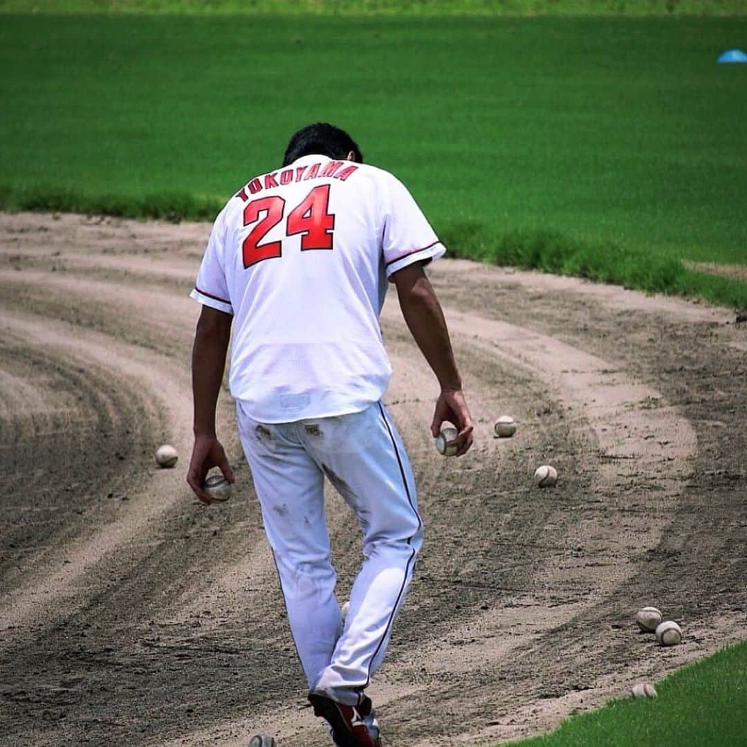 横山弘樹さんのインスタグラム写真 - (横山弘樹Instagram)「今日は朝イチで由宇球場へ⚾️！withトッティー  現役ぶりの由宇。  選手たちの汗だくな姿を見て、坂ダッシュとかよくここで泥んこまみれになってやってたなぁとほんのり苦い思い出ばかりが蘇ってきますが、笑  久しぶりのファンの方と会話したり、由宇特有の和やかな雰囲気と空気感がなんとも心地良かったです😌✨  たかしさん、祐太、奨成、こやまる、れいら、コルちゃんもみんな久しぶりだったけどやっぱ戦ってる男たちはみんなかっこいいね👍🏻✨  ニラ、松本ドラゴンくん、宇草くんもみんな頑張ってた⭐️‼︎  若い選手もすごい楽しみな選手がいっぱいですね😳✨  試合は2イニングまでしか見れなかったけど、選手の頃とはまた少し違った感覚で由宇を楽しむことができました👍🏻‼︎  ☑︎ファンが見れるエリアが広がりますように🙏🏻(急にファン目線)  まぁちゃんタコスのえびカツタコスめちゃめちゃ美味しかったです🌮‼︎‼︎  #広島東洋カープ #由宇球場  #まぁちゃんタコス #今日もたかやと一緒」9月16日 17時31分 - h_y.18