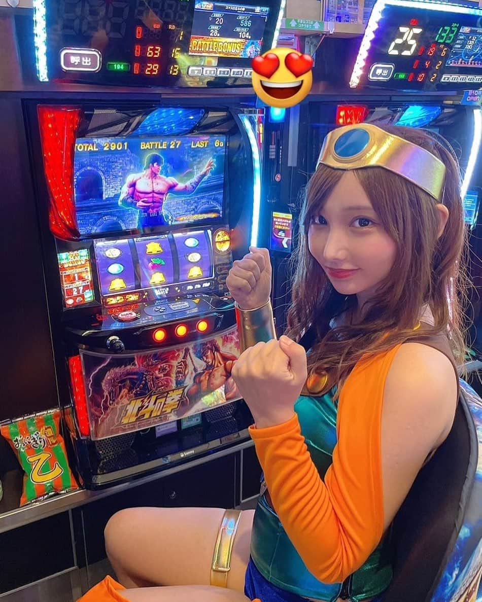 花咲来夢のインスタグラム：「初☆パチスロ来店イベントで、大当たリｧ🎰💖✨連発しちまったよぃ！☝( ◠‿◠ )☝ ﾏｯｺﾄ、最高級人生すぎた💖 福岡楽しかったぁ🎶 会いに来てくれた方もありがとう✨ 来月10/28も同じお店に来店させていただくよ！よろしくねぇ🤟  スマスロ北斗の拳アツすぎたなあ❤️‍🔥  （モフィの好物のおにぎりせんべい乙、モフィへのお土産に買ったのに自分で食べちまったばい😋😂）  #パチスロ #北斗の拳 #スマスロ北斗の拳」