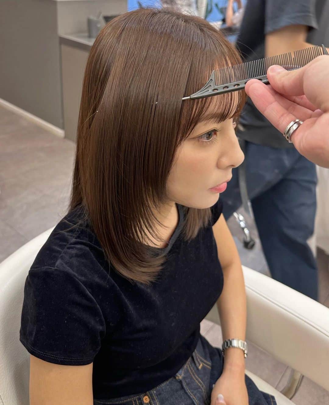 井上奈保のインスタグラム：「栗色🌰 前髪切って幼くなった？  #秋カラー #マロンベージュ #レイヤーカット #髪質改善トリートメント」