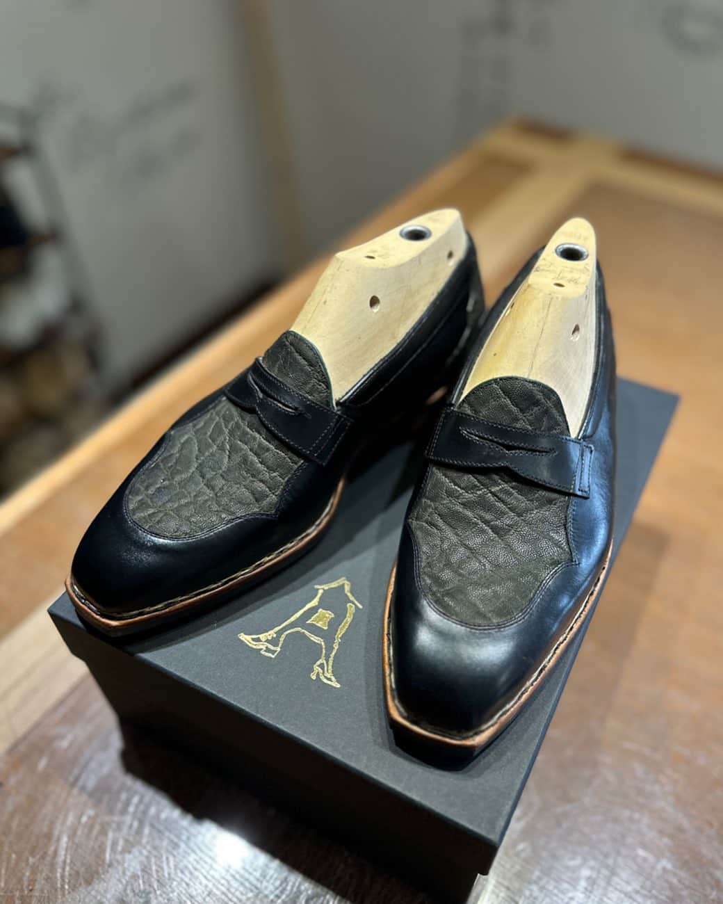 花田優一のインスタグラム：「、 Loafer shoes  Elephant and cow  #shoes #花田優一 #靴 #靴職人」