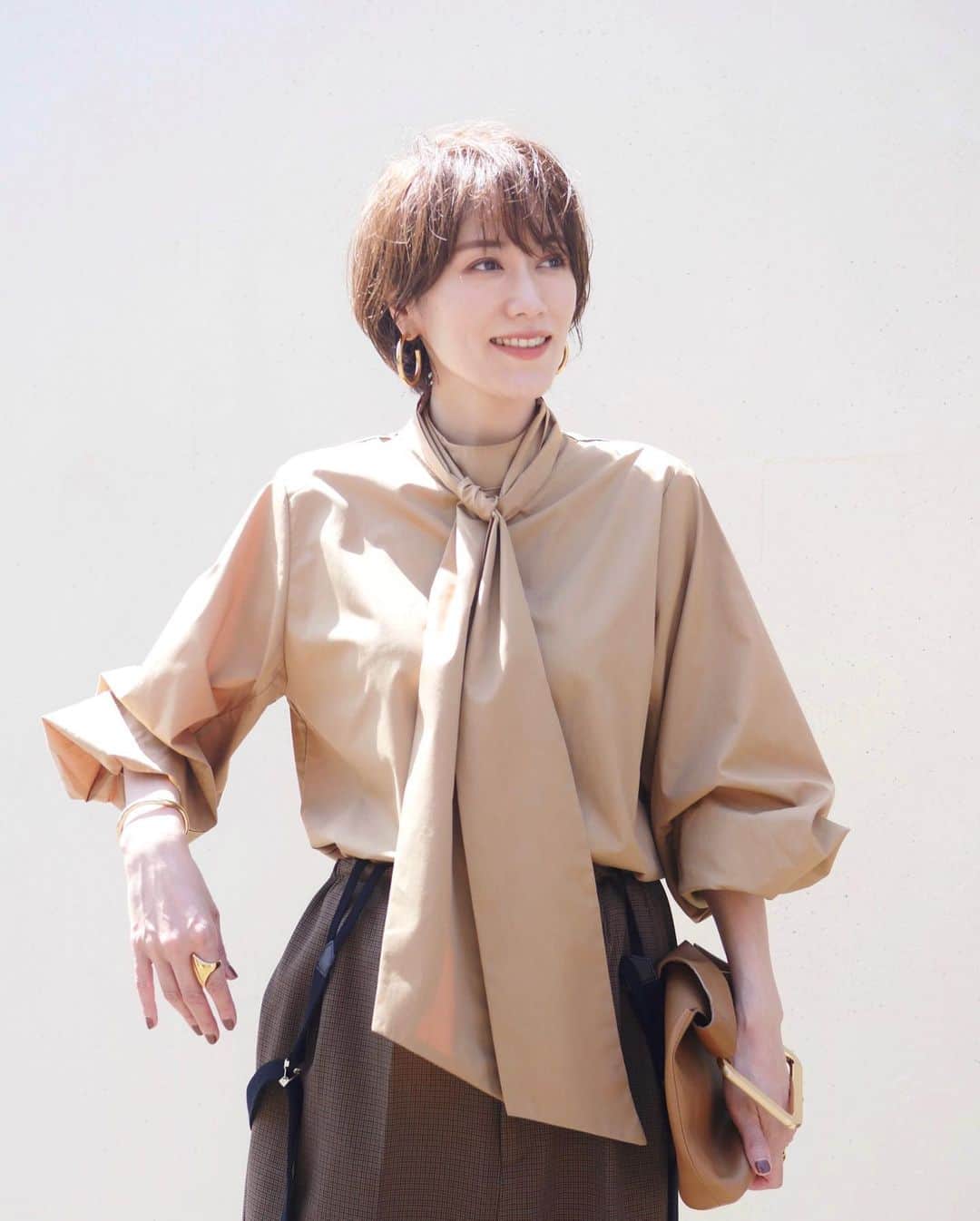 Miki Kanekoさんのインスタグラム写真 - (Miki KanekoInstagram)「@urs_official の2wayボウタイブラウス♡  去年からの人気アイテムで 新色のキャメルを着用しています  ボウタイは結び方のアレンジも色々できるし ボウタイ無しで着ても 高めのハイネックが可愛いー！ 袖のボリュームもたっぷりしていて好き♡  コンサバにならないように カジュアルなサスペンダーパンツと  .  ur'sでは秋のイベント開催中🎉  ▫️秋のおすすめアイテム　10％オフクーポン▫️  期間：9/15(金)11:00～9/22(金) 10:59  →こちらのブラウスも対象です  .  #urs #ユアーズ #urs_styling #urs_official #タイアップ #2wayボウタイブラウス #大人コーデ#pr」9月16日 17時26分 - mikiaoba