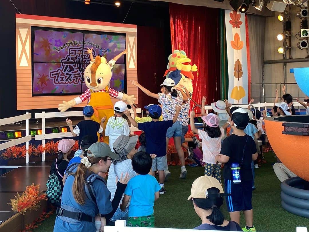 鈴鹿サーキット【公式】さんのインスタグラム写真 - (鈴鹿サーキット【公式】Instagram)「今日から秋のイベント「秋の大収穫祭」がスタート !  イベントで収穫した野菜🥦🧅や果物🍇🌰🍊をもって、こちら達が開く『収穫パーティー』に沢山のキッズたちが参加してくれましたー✨  #鈴鹿サーキットパーク #三重県 #鈴鹿市 #遊園地 #テーマパーク #子どもお出かけ #子供とお出かけ#秋 #収穫祭」9月16日 17時26分 - suzukacircuit_official
